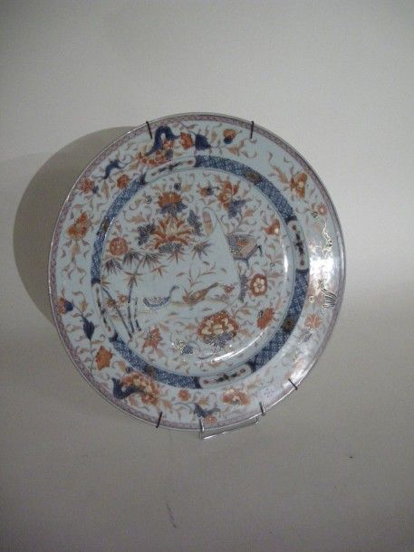 CHINE PLAT en porcelaine Imari à décor en bleu et rouge sous couverte d'un roule&hellip;