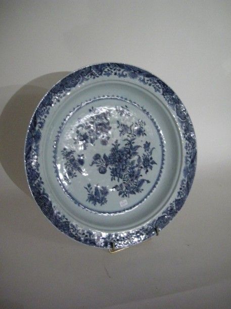 CHINE PLAT creux en porcelaine à décor en camaieu de bleu de fleurs et lambrequi&hellip;