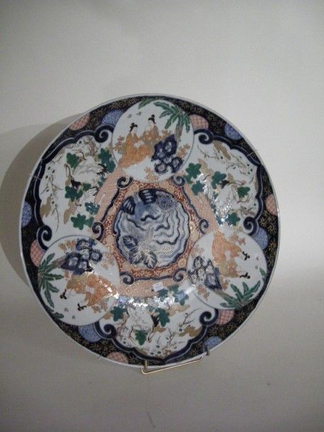 JAPON Grand PLAT en porcelaine polychrome à décor dans des réserves de personnag&hellip;