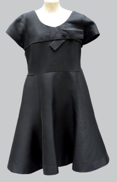 CHRISTIAN DIOR PARIS Automnehiver 1961: Robe noire encolure noeud et bouton plat&hellip;