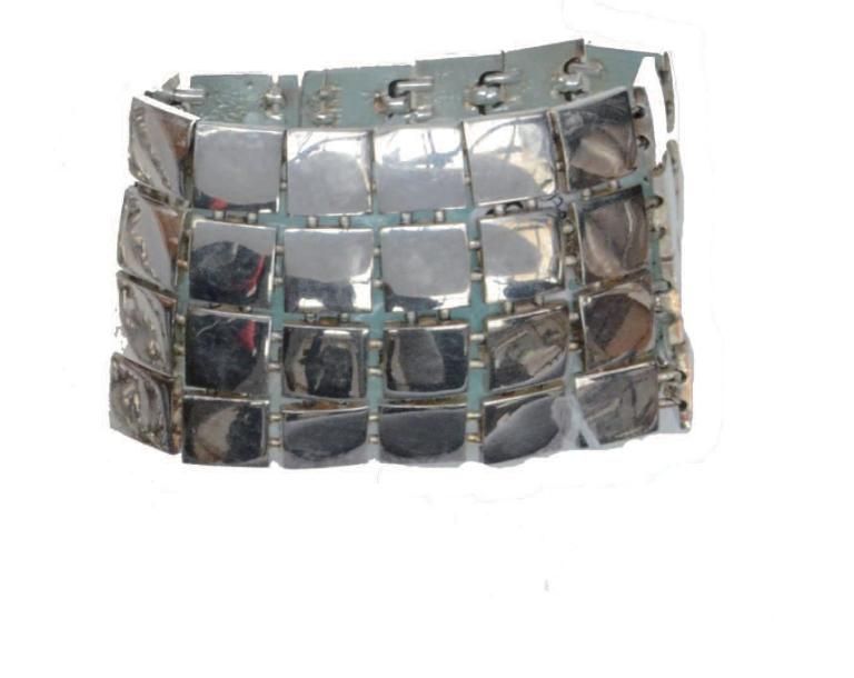 COURREGES Bracelet en plaques articulees en metal argente.