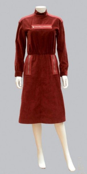 COURREGES Robe en velours côtelé bordeaux appliquée de multi Zips, circa 1978-19&hellip;