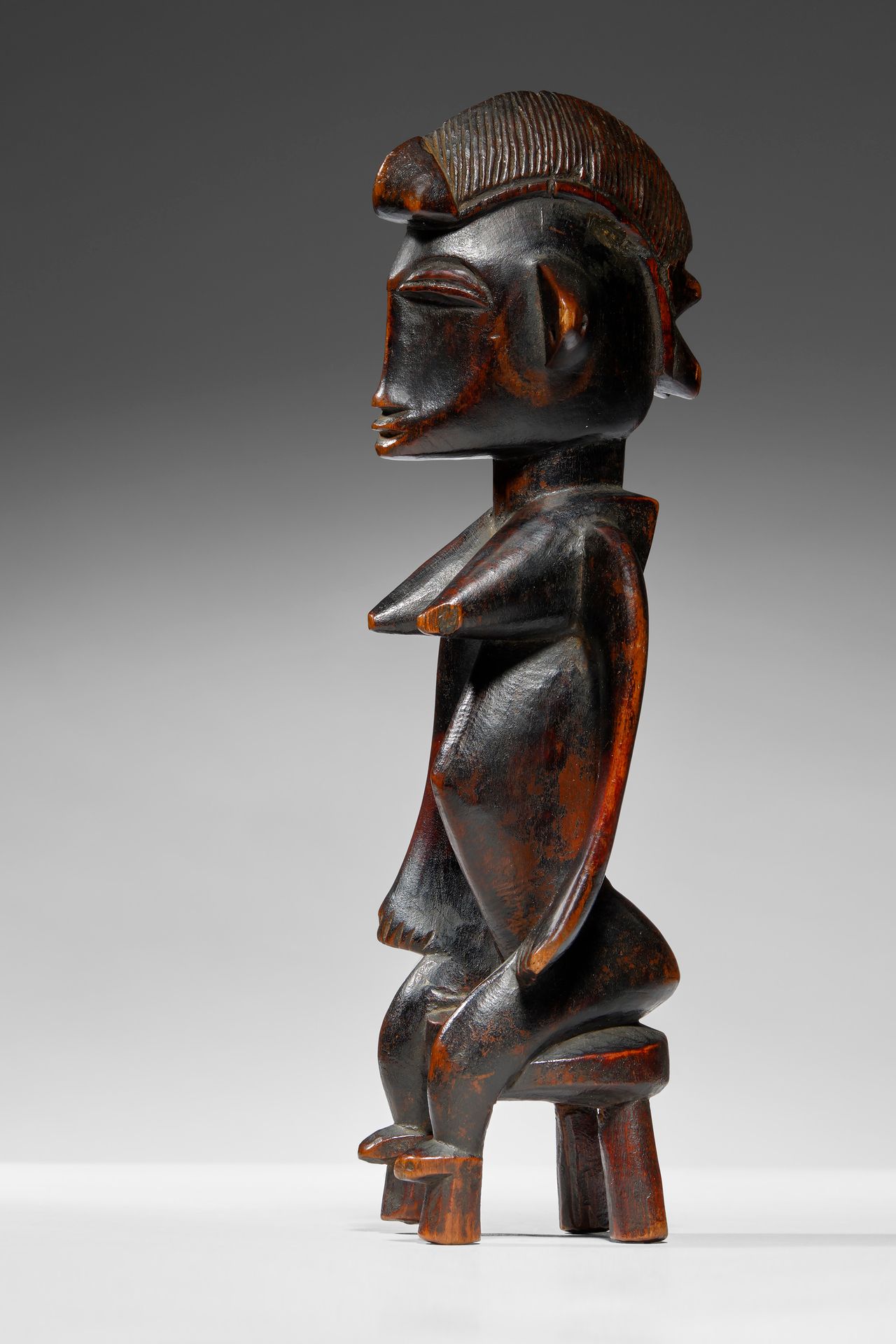 Senufo Seated Figure Ivory Coast (Elfenbeinküste)

Holz - 26,5 cm

Herkunft:

Er&hellip;