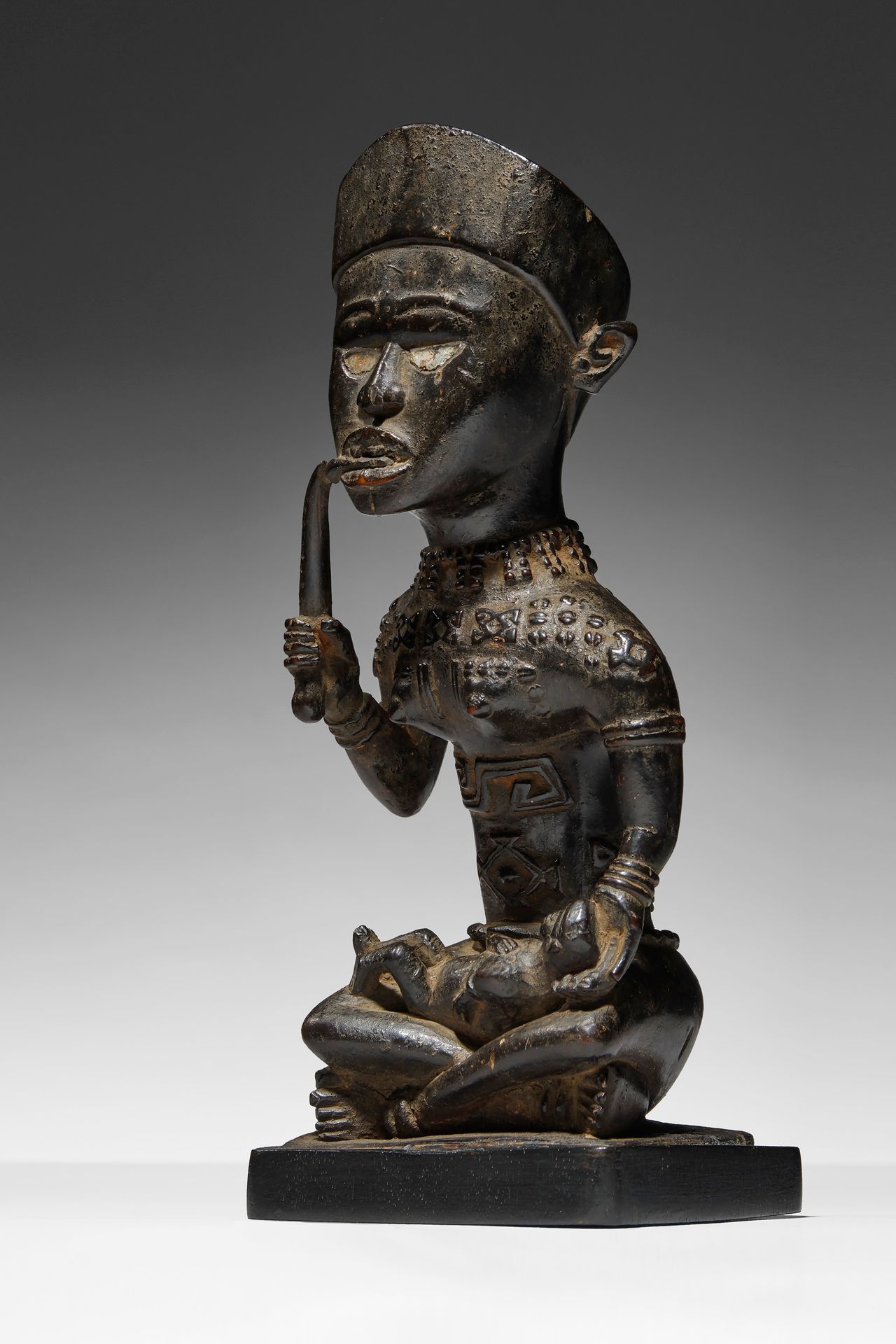 Yombe Phemba Figure D.R. Congo

木材和镜子 - 24厘米

出处。

坎古的Scheut传教士博物馆，由Armand Scher&hellip;