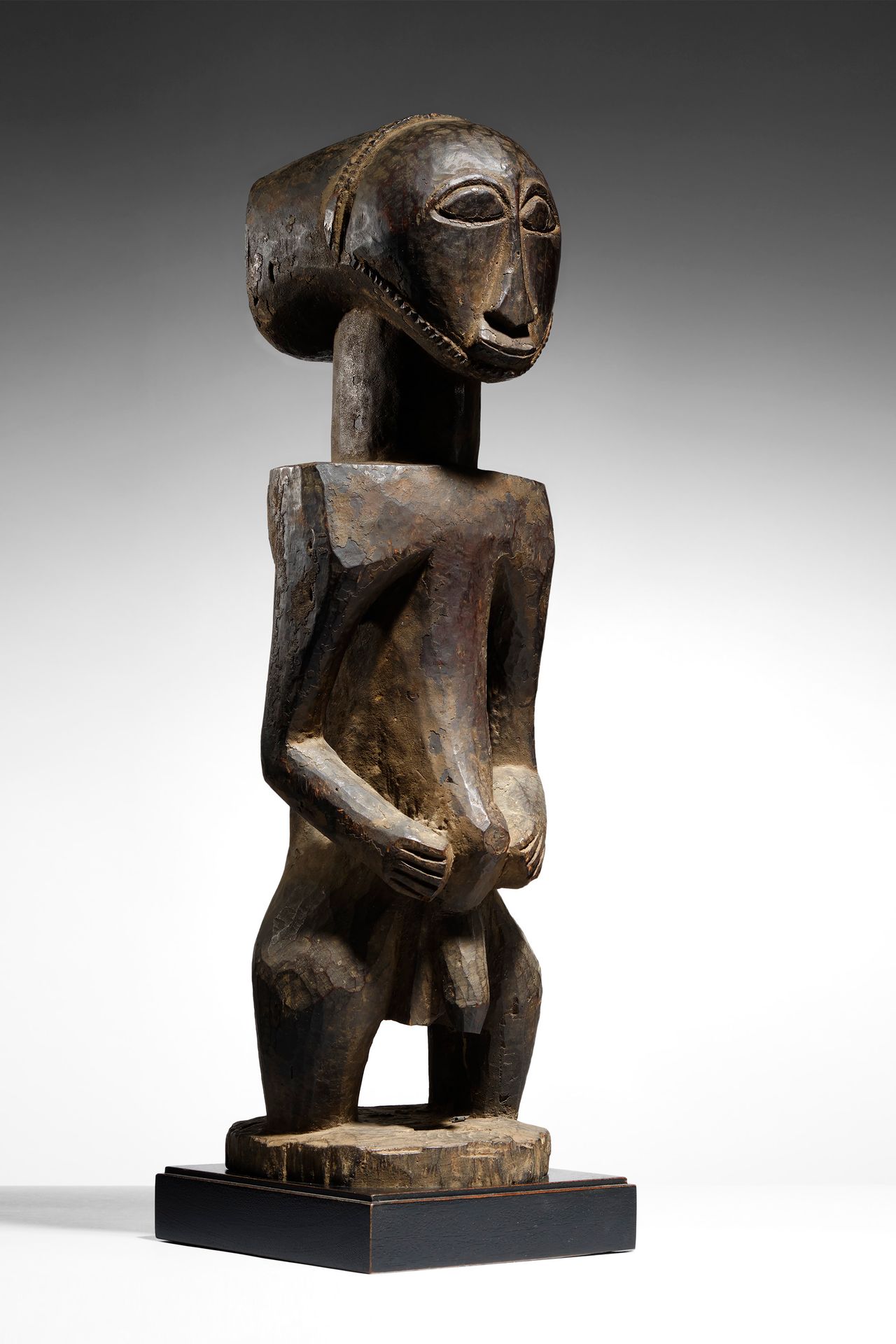 Hemba Figure D.R. Congo

木材 - 64厘米

出处。

米歇尔-高德收藏，圣特罗佩

私人收藏，比利时