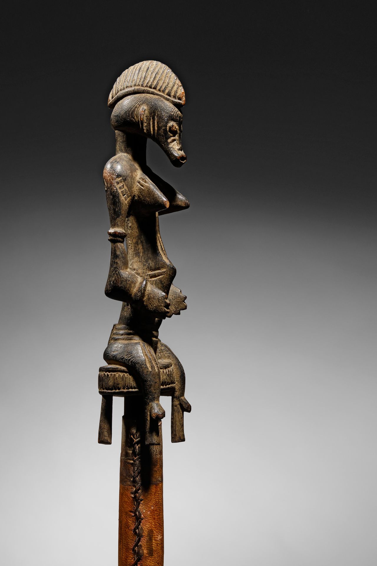 Senufo Staff Costa d'Avorio

Legno e pelle - 143 cm; figura: 22,5 cm

Provenienz&hellip;