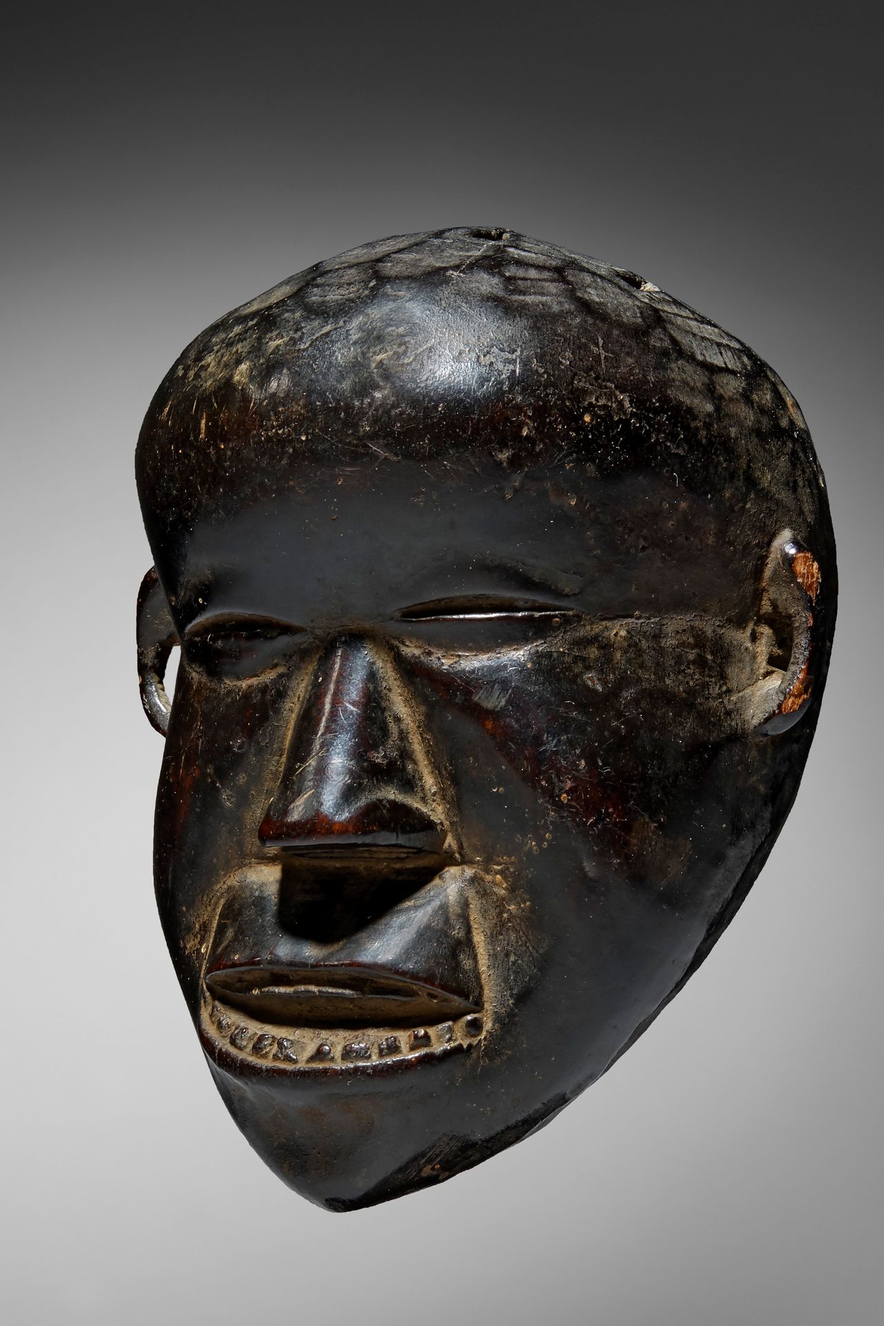 Dan Mano Pasport Mask Liberia

Madera - 13,5 cm

Procedencia:

Colección privada&hellip;