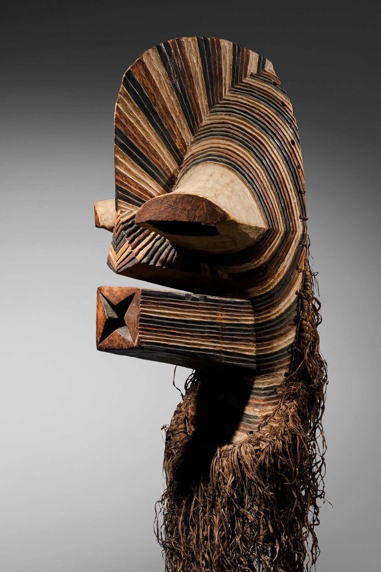 Songye Mask D.R. Congo

木材、颜料和藤条 - 110厘米

出处。

纳迪亚-莱维收藏，安特卫普

纳迪亚-莱维，一位对非洲艺术充满热情&hellip;