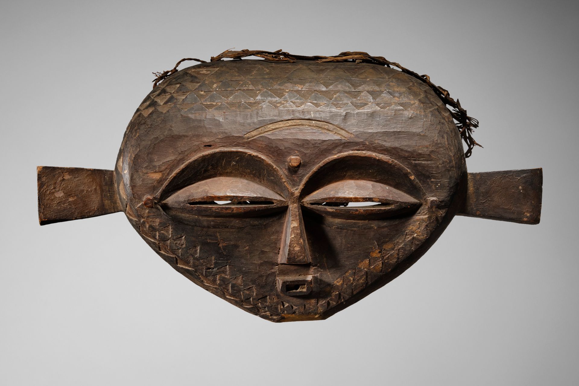 Eastern Pende Mask D.R. Congo

Legno e rattan - 27 x 51 cm

Provenienza:

Acquis&hellip;