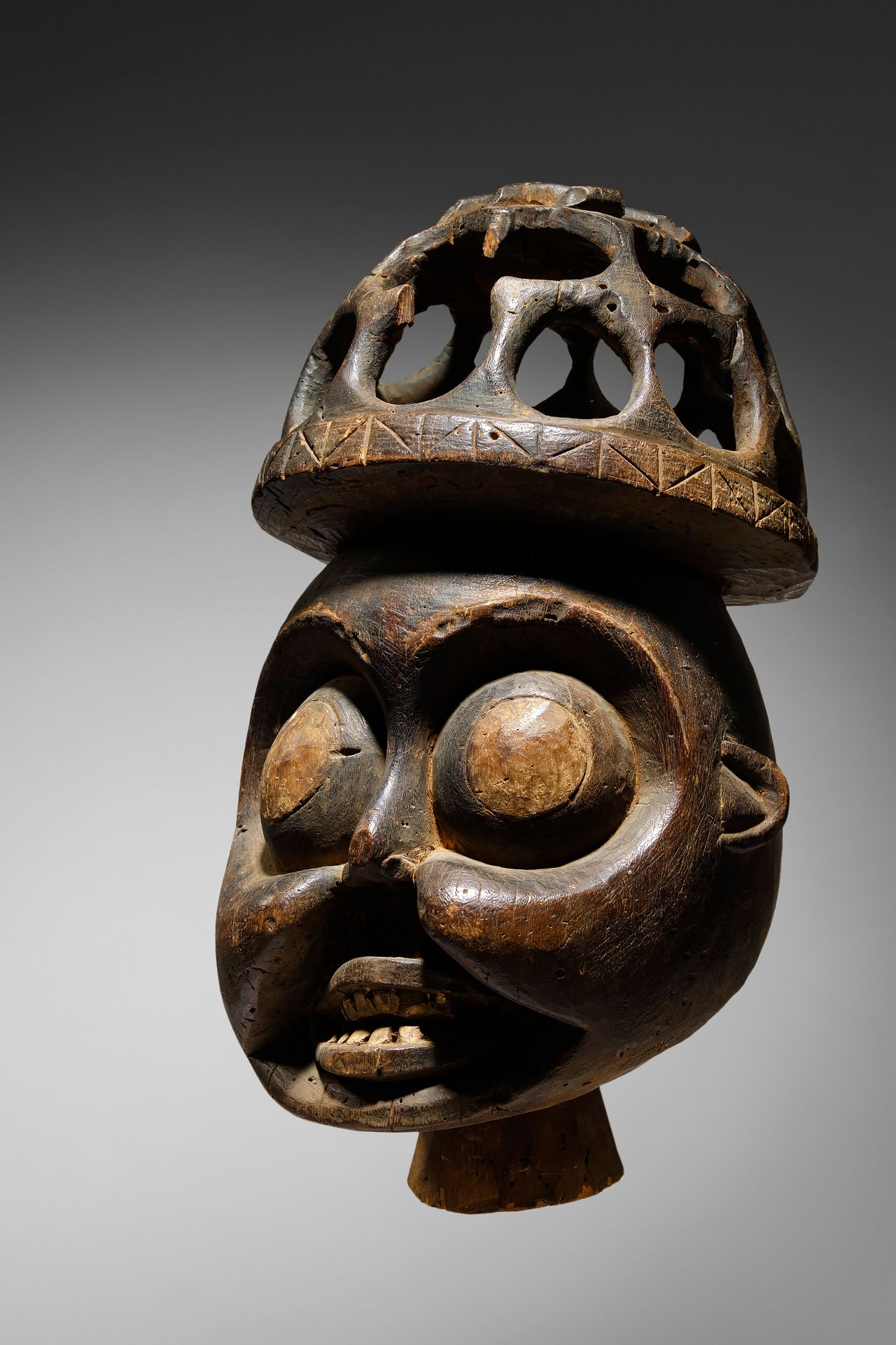 Bamun Headdress Camerún

Madera - 53 cm

Procedencia:

Fernando Pujol, Barcelona&hellip;