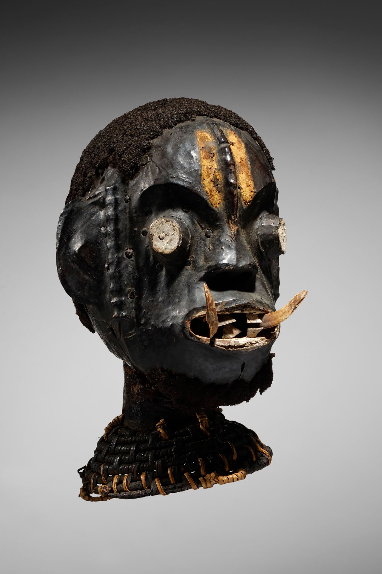 Ekoi Dance Headcrest 尼日利亚

木头、皮革、藤条、头发和象牙 - 37厘米

出处。

私人收藏，法国