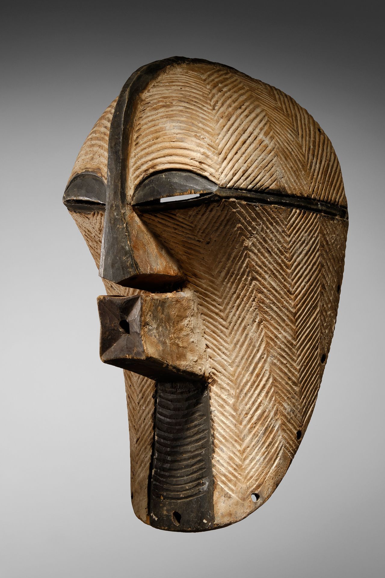 Songye Mask D.R. Congo

木头和颜料 - 45厘米

出处。

纳迪亚-莱维收藏，安特卫普

纳迪亚-莱维，一位对非洲艺术充满热情的雕塑家&hellip;