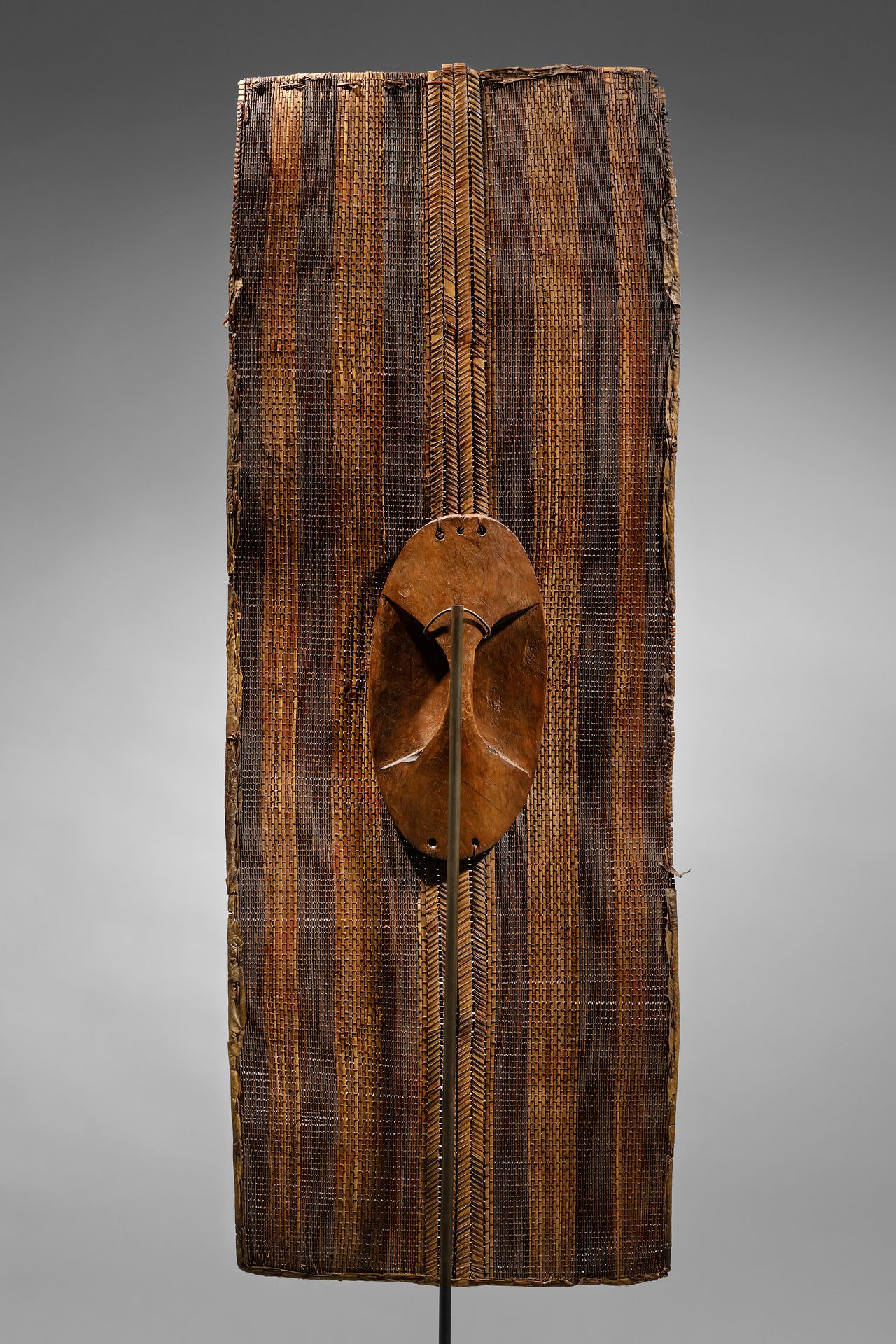 Rare Nyanga/Hunde Shield D.R. Kongo

Holz und Rattan - 118 x 44,5 cm

Herkunft:
&hellip;