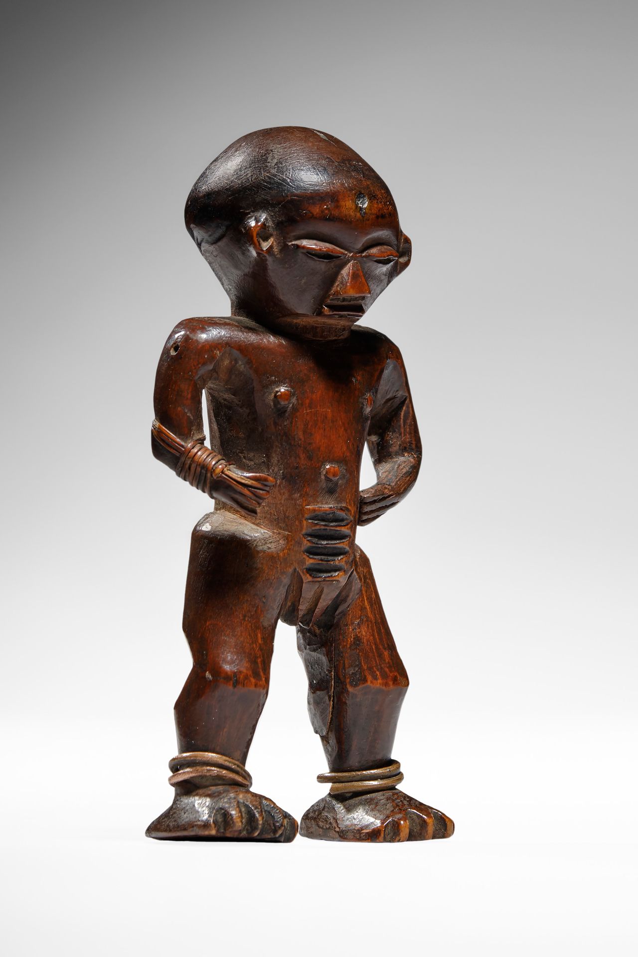 Pende Figure D.R. Kongo

Holz und Kupfer - 12,3 cm

Herkunft:

Private collectio&hellip;