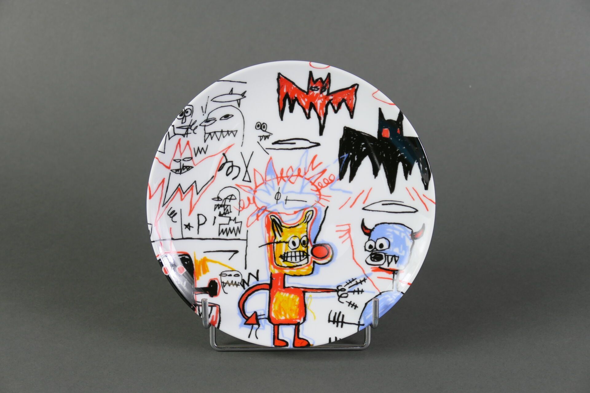 Null BASQUIAT Jean-Michel (1960 - 1988) after. Batman. Porcelain plate. Diam. 21&hellip;