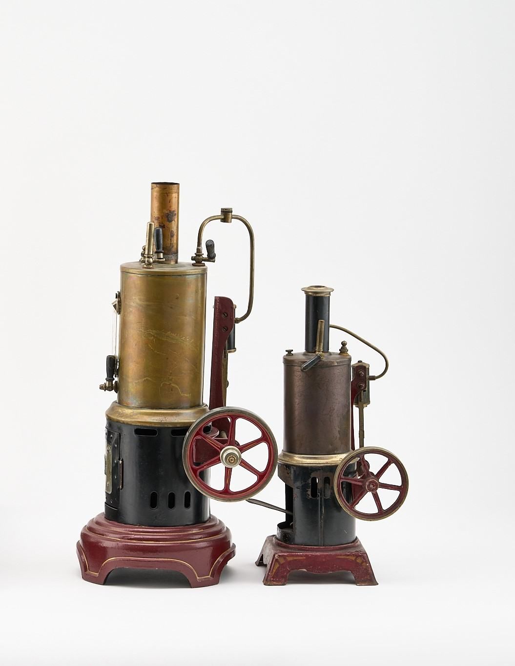 Zwei Dampfmaschinen Chaudière verticale, cheminée et volant d'inertie. La plus p&hellip;