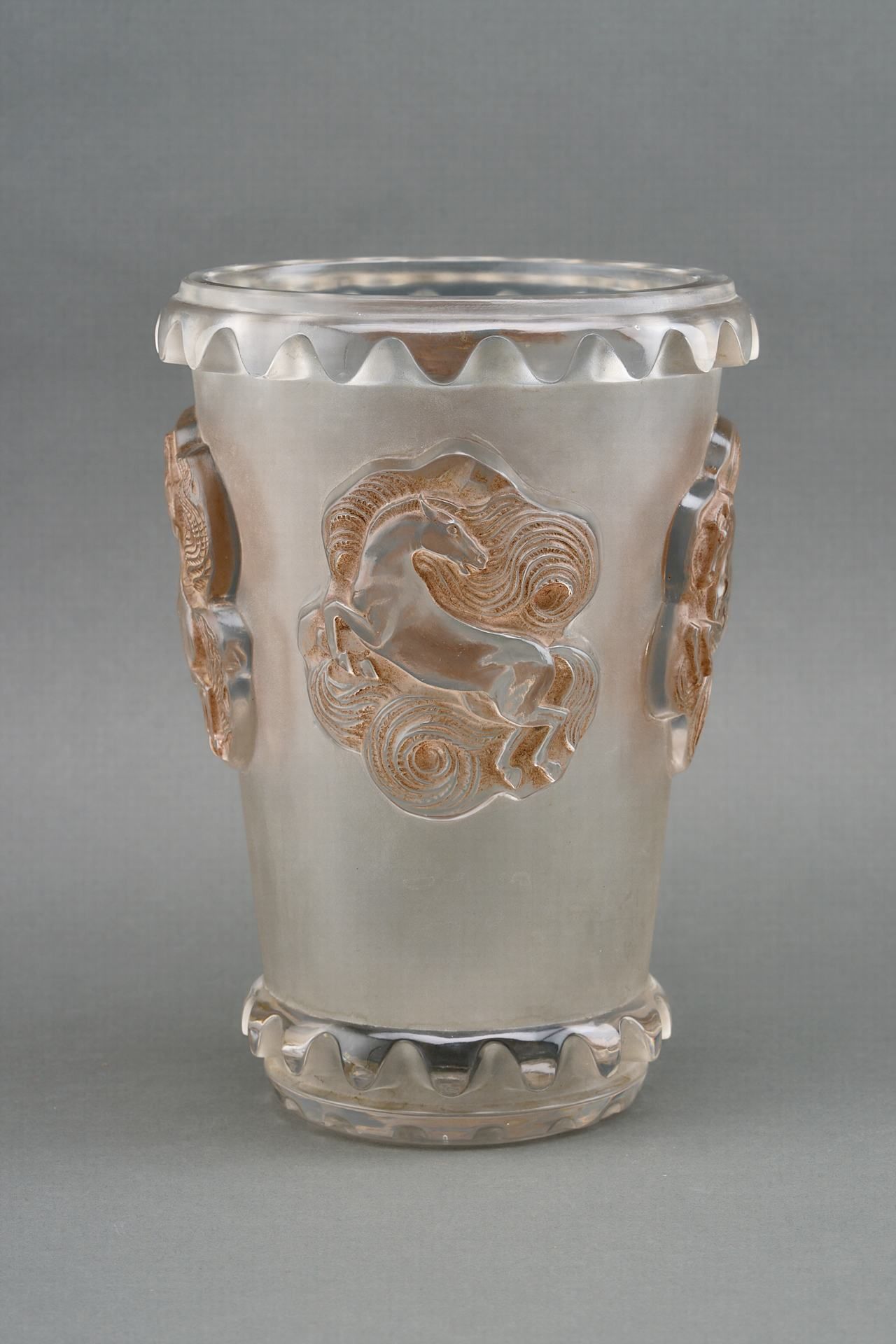 Lalique, René 1860 Ay (Champagne) - 1945 Paris. Vase 'Camargue'. Verre pressé in&hellip;