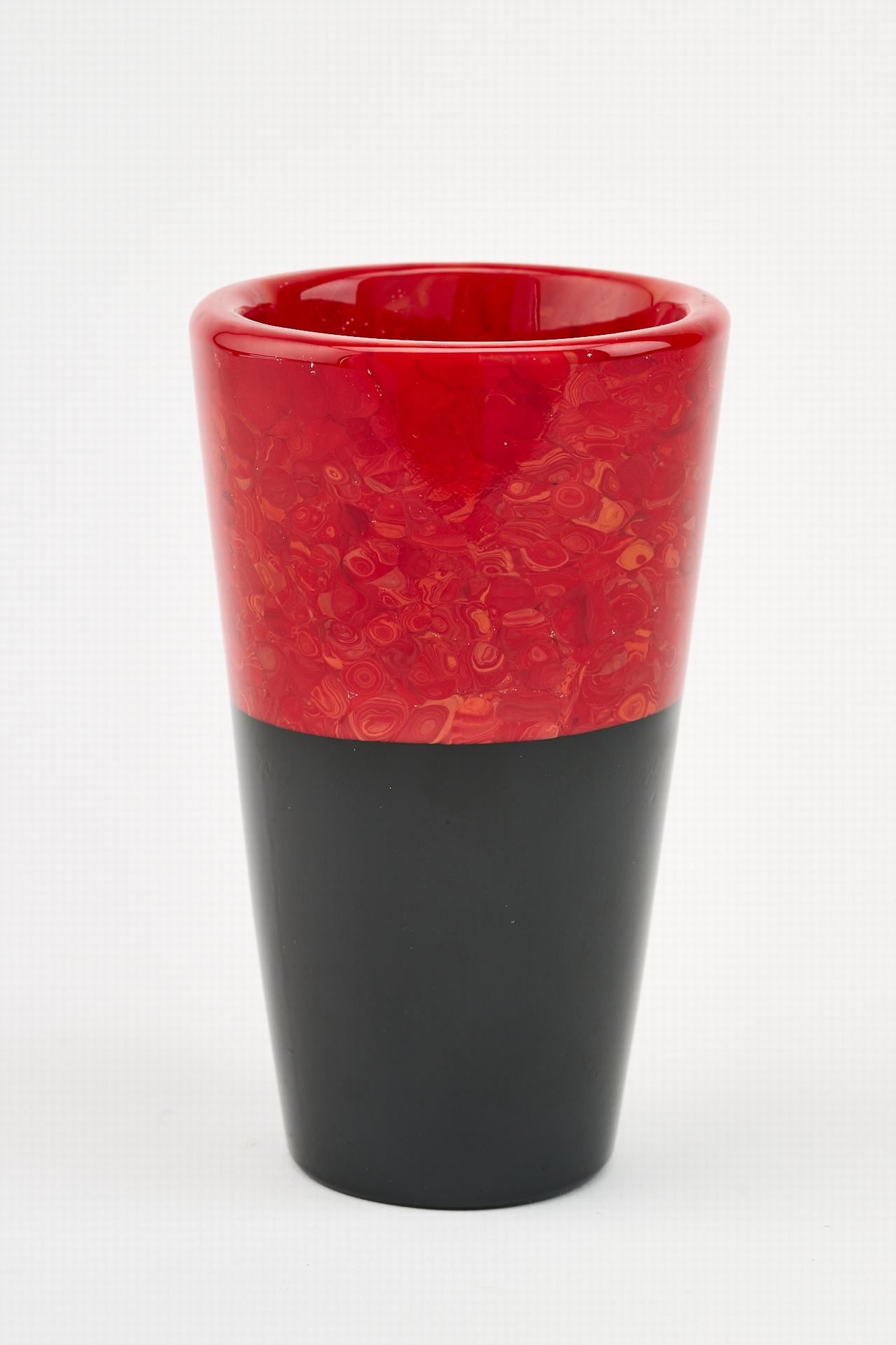 Murano Vase Verre incolore avec des murrines rouges serrées et fondues, ainsi qu&hellip;