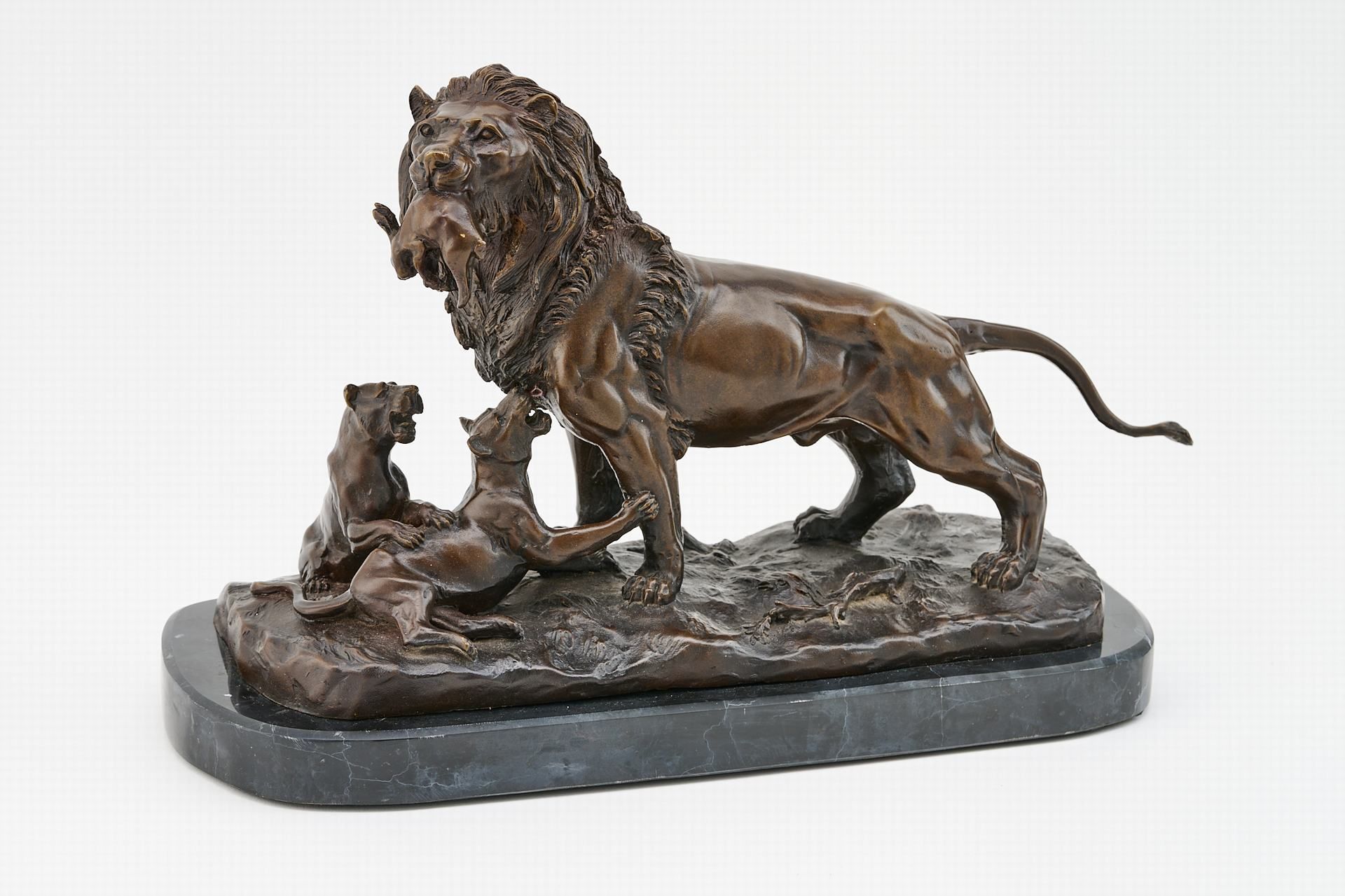 Barye, Alfred 1839 Parigi - 1882 ibidem. Un leone in piedi su un piedistallo sti&hellip;