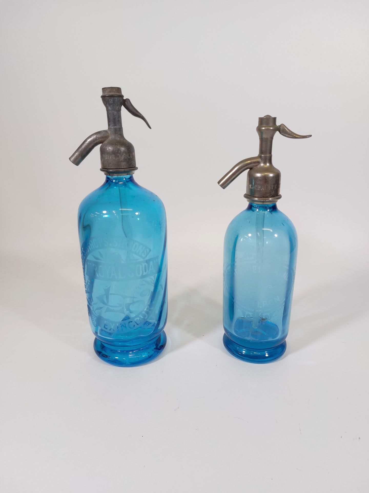 Zwei Sodaflaschen Ou des bouteilles à siphon. Verre bleu transparent, monture mé&hellip;