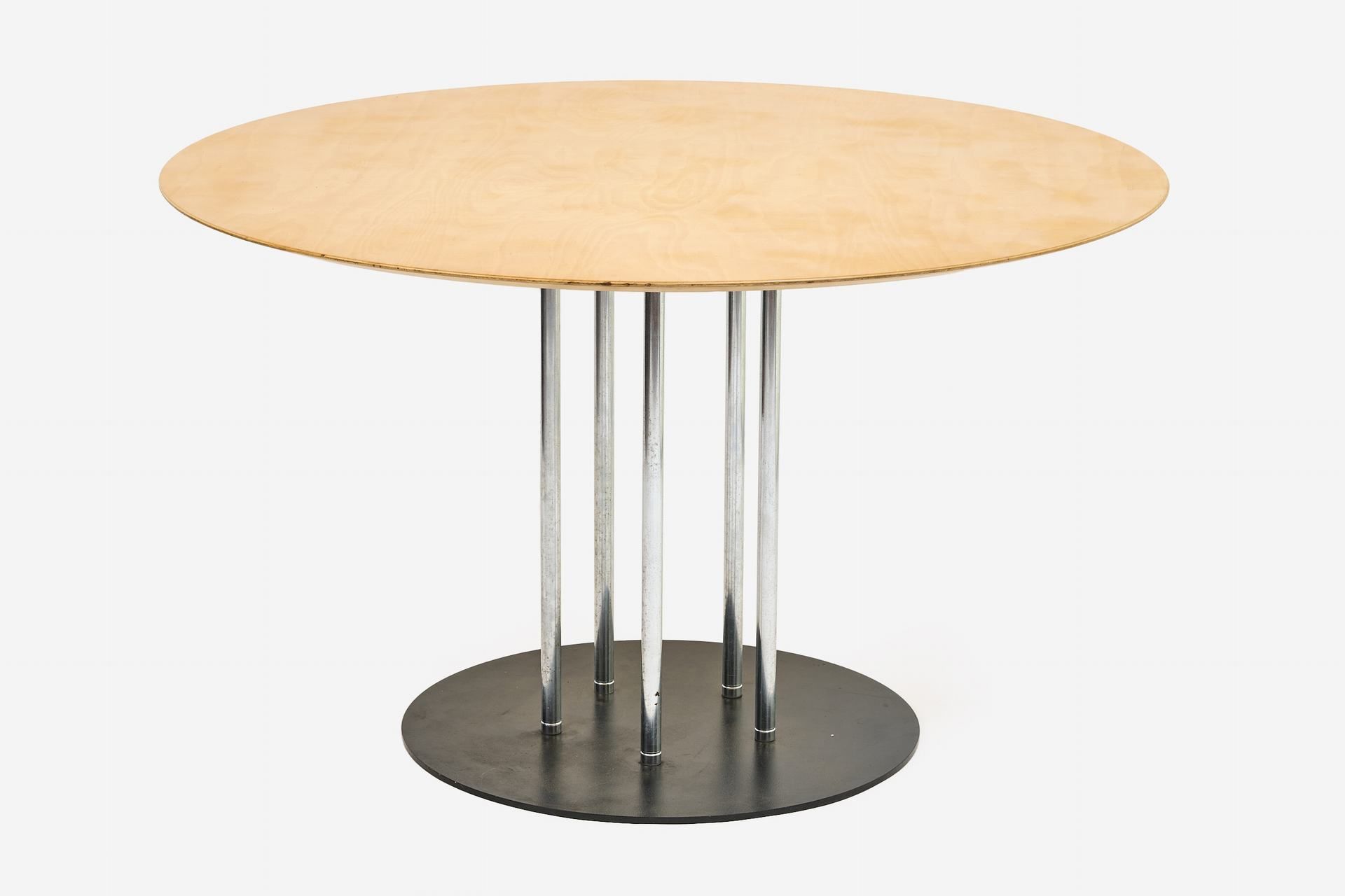 Designertisch 瑞士 Horgenglarus。金属底座，五条镀铬金属腿，木质桌面。(略有使用痕迹）。高 71 厘米。