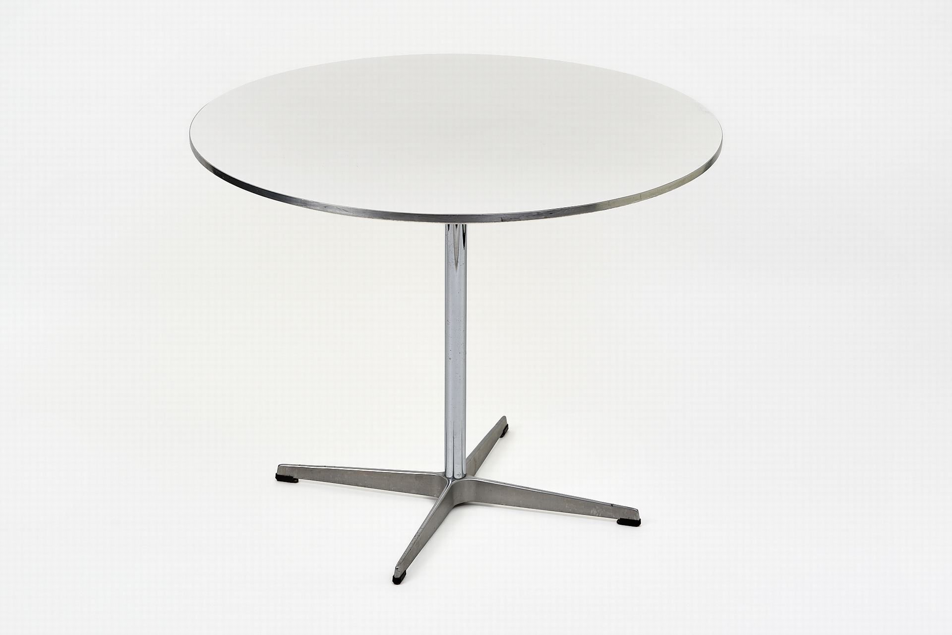 Jacobsen, Arne 小饭桌 "Circular"，白色，为丹麦 Fritz Hansen 设计。顶部下方有印章和标签。(漆面轻微损坏）。高 71 厘米&hellip;