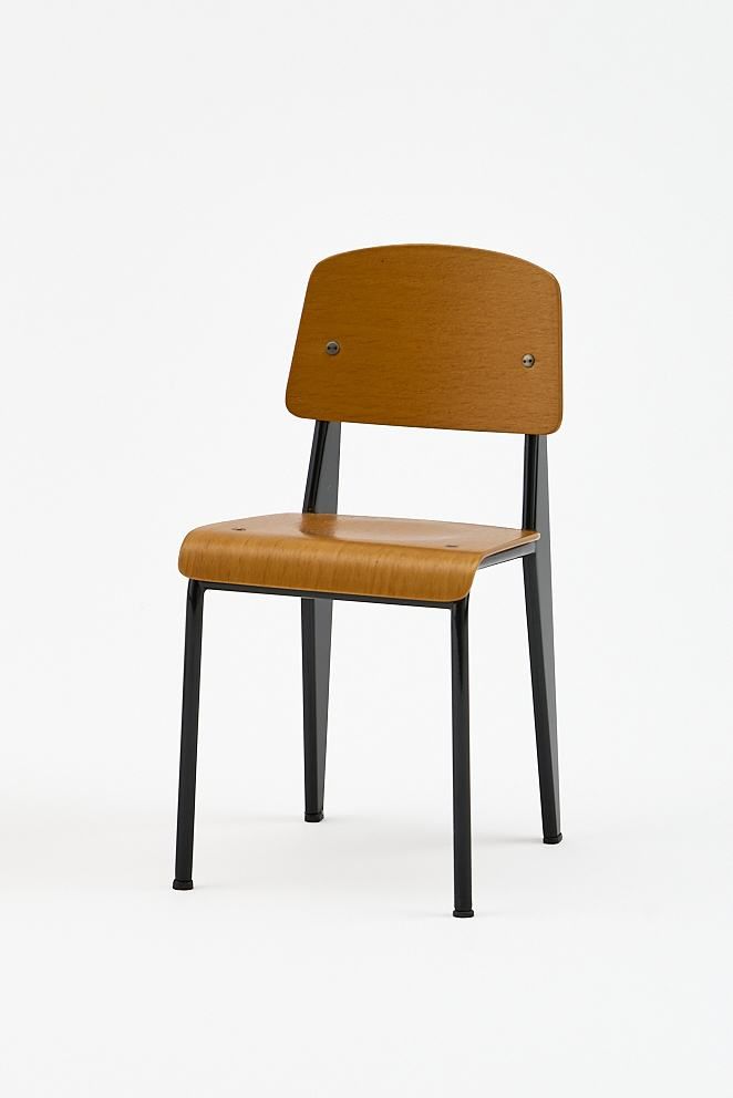 Prouvé, Jean 微型椅子 Mod.Vitra 制造商。涂层钢板、胶合板。高 14 厘米。宽 7 厘米。长 8 厘米。