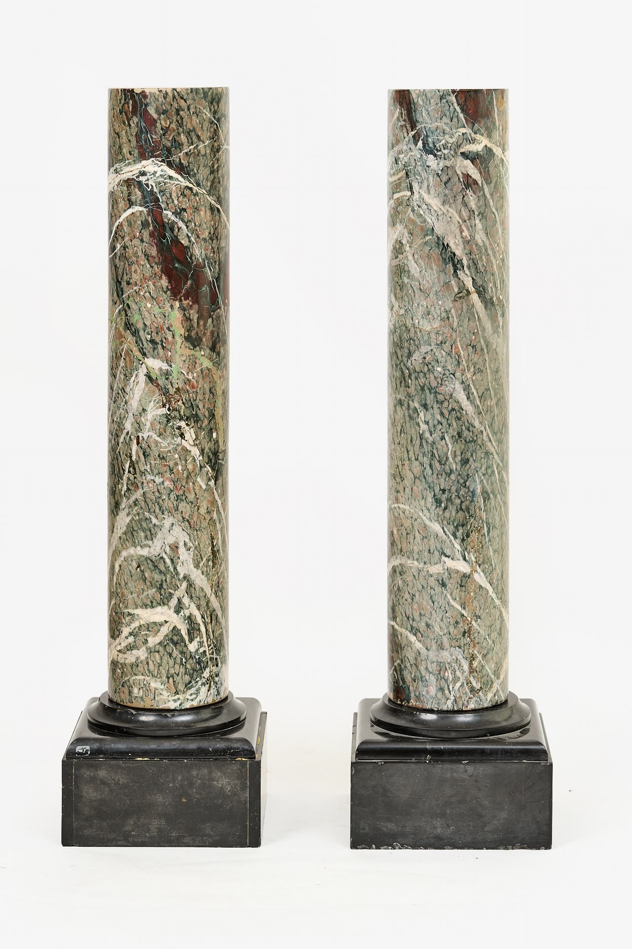 Paar Marmorsäulen Marbre gris veiné de blanc et de rouge, socle en marbre noir. &hellip;