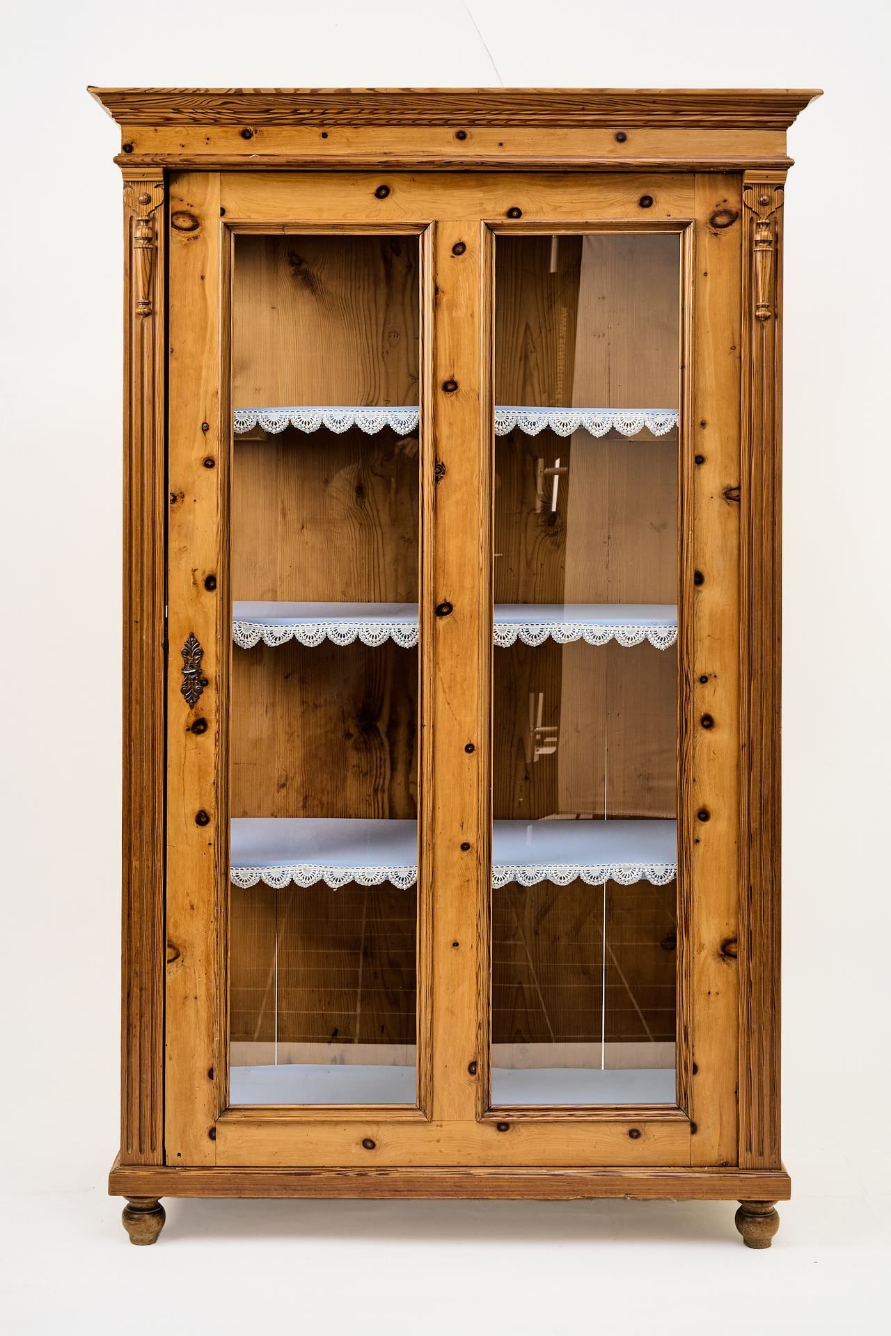 Zirbelkiefer-Vitrine 柜身三面上釉，柜门正面两侧有装饰。阿尔卑斯山（可能是卡林西亚），19 世纪下半叶（完好无损）。高 188 厘米，宽 1&hellip;