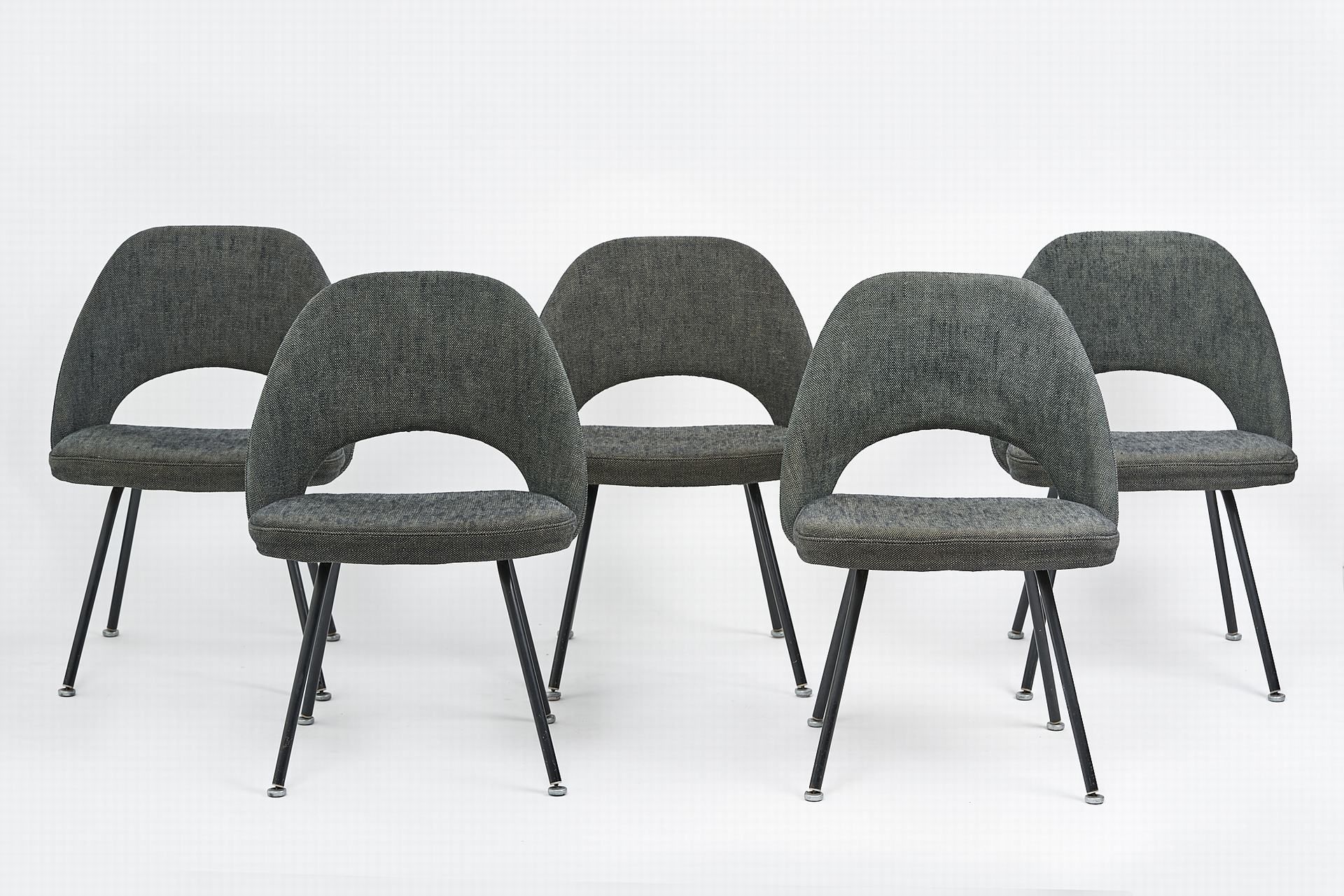 Saarinen, Eero 五把扶手椅 "71 USB UPC"。制造商 Knoll。(一张靠背有瑕疵）。镀铬金属，灰色椅套。高 79 厘米。宽 57 厘米。&hellip;