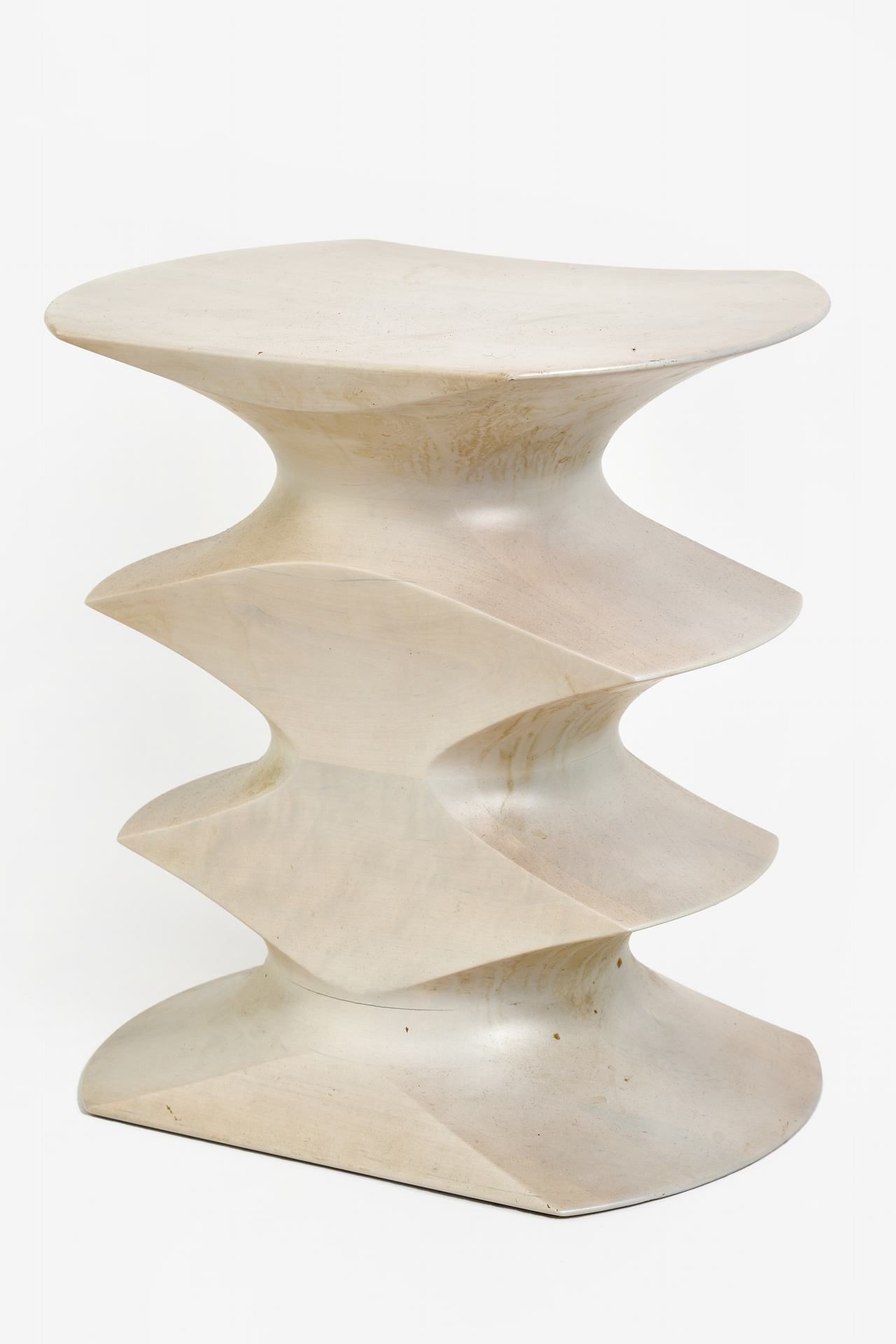 Herzog und Demeuron 凳子白色染色木材雕塑造型。由 Vitra 制造和经销（底座下有标签）。(有使用痕迹）。高 42 厘米。宽 39 厘米。长&hellip;