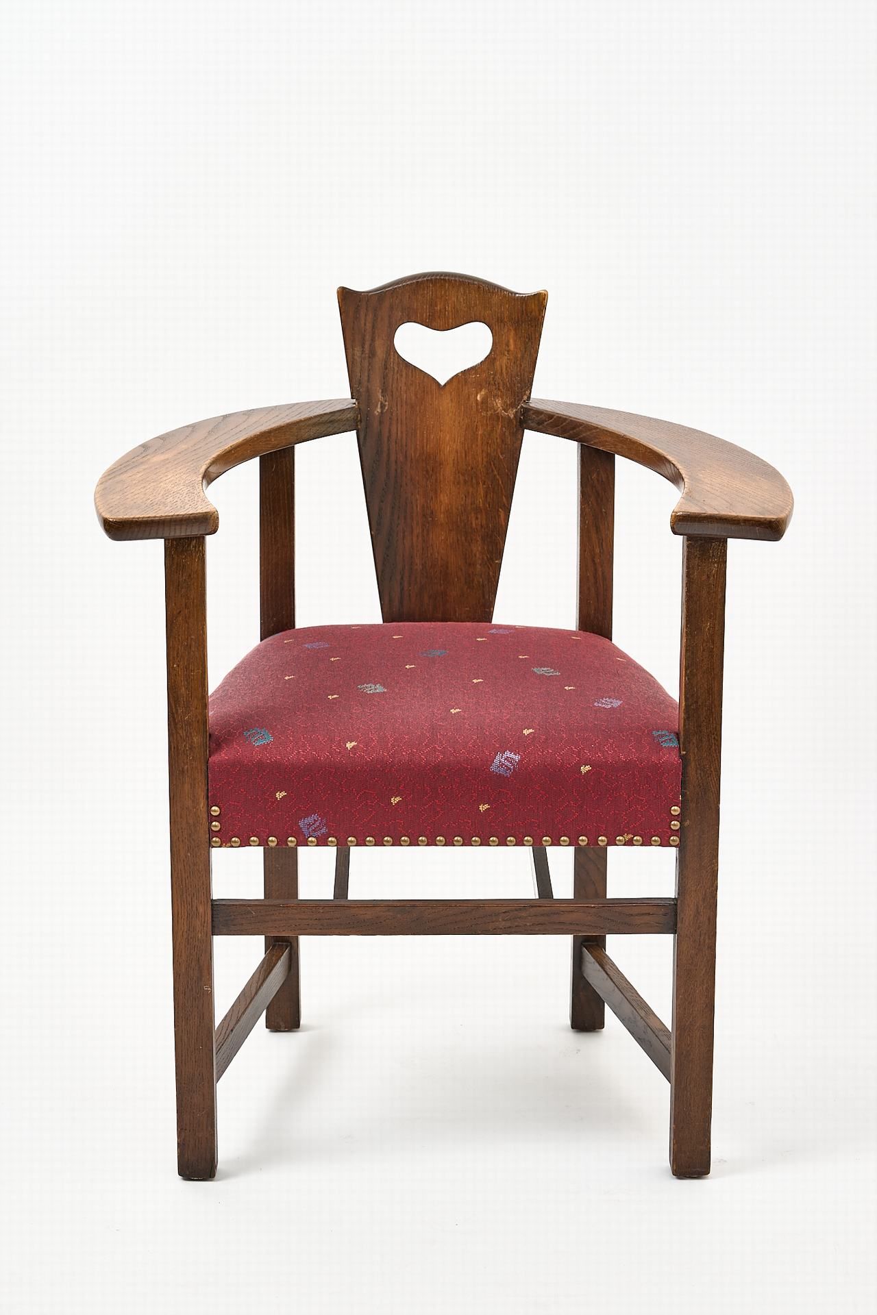 Abingwood-Stuhl 乔治-沃尔顿橡木，直腿和框架，软垫座椅。宽扶手，带心形镂空的靠背。高 87 厘米，宽 70 厘米。座高 50 厘米。