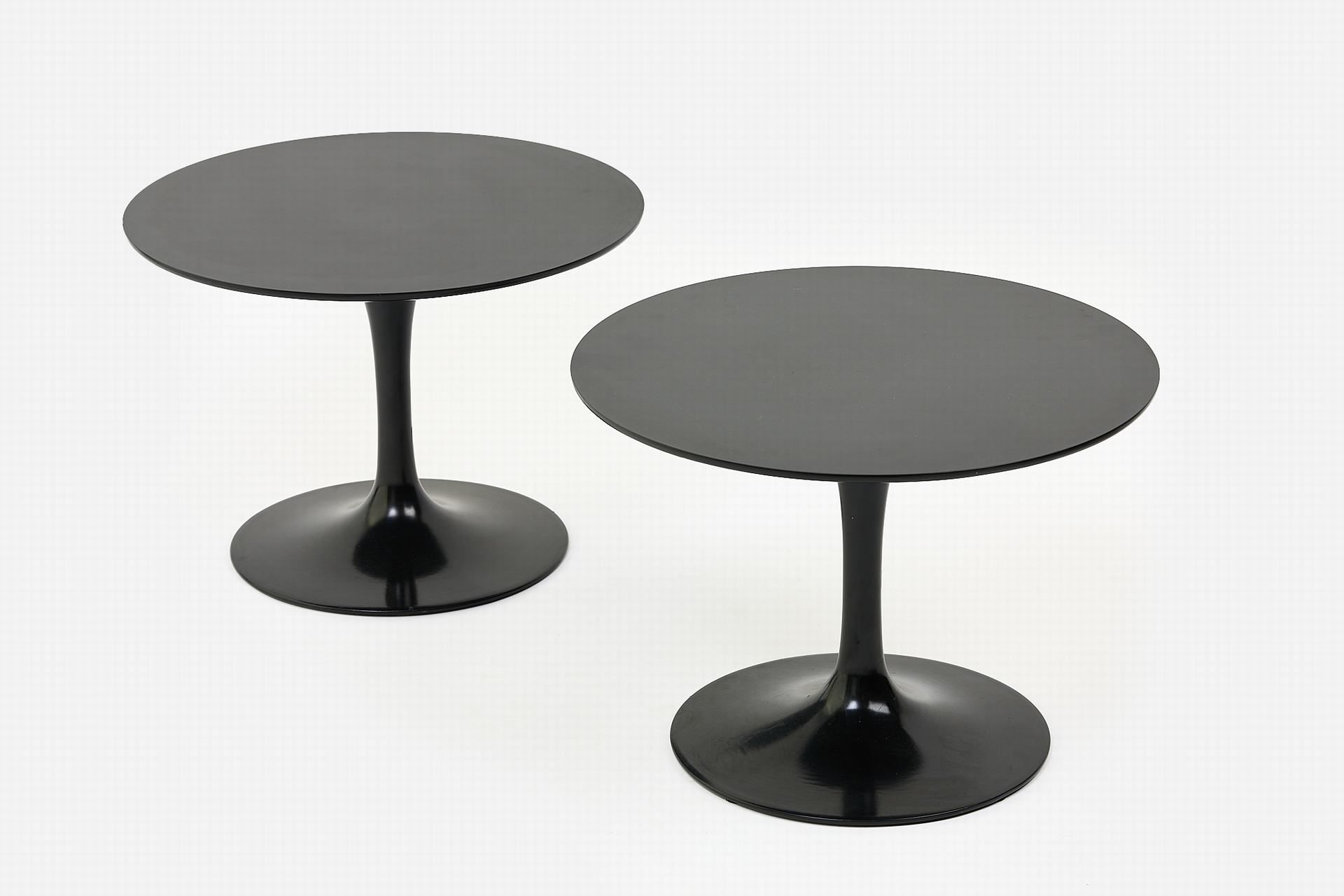 Saarinen, Eero 一对边桌，塑料，黑色。Knoll 牌。桌面下有贴纸。(其中一个漆面有轻微损伤）。高 37 厘米。