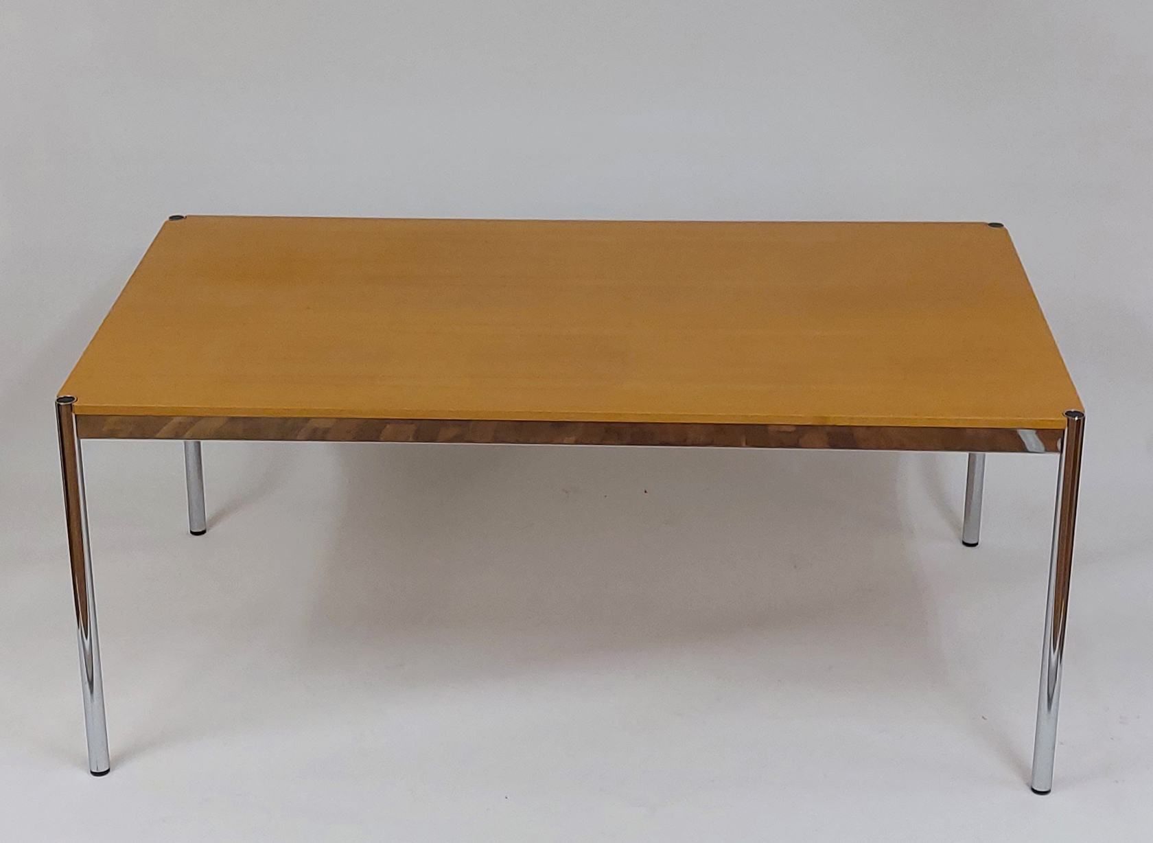 USM Haller Konferenztisch 镀铬金属桌腿和框架，木质桌面（有使用痕迹）。高 74 厘米。宽 175 厘米长 100 厘米