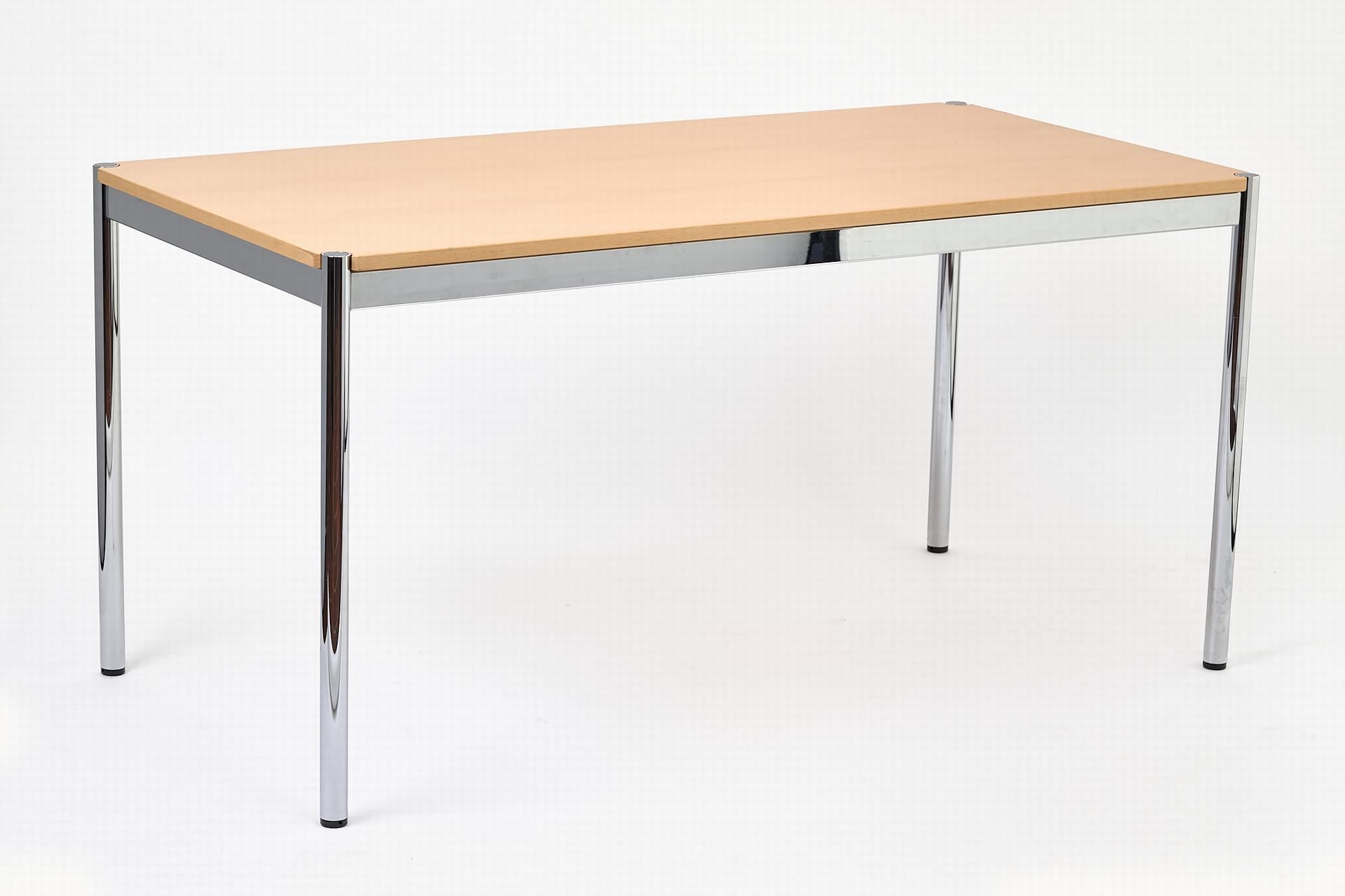 USM Haller Tisch 镀铬金属桌腿和框架。木质桌面（有磨损痕迹）。有 USM 标签。高 74 厘米。宽 150 厘米。长 75 厘米