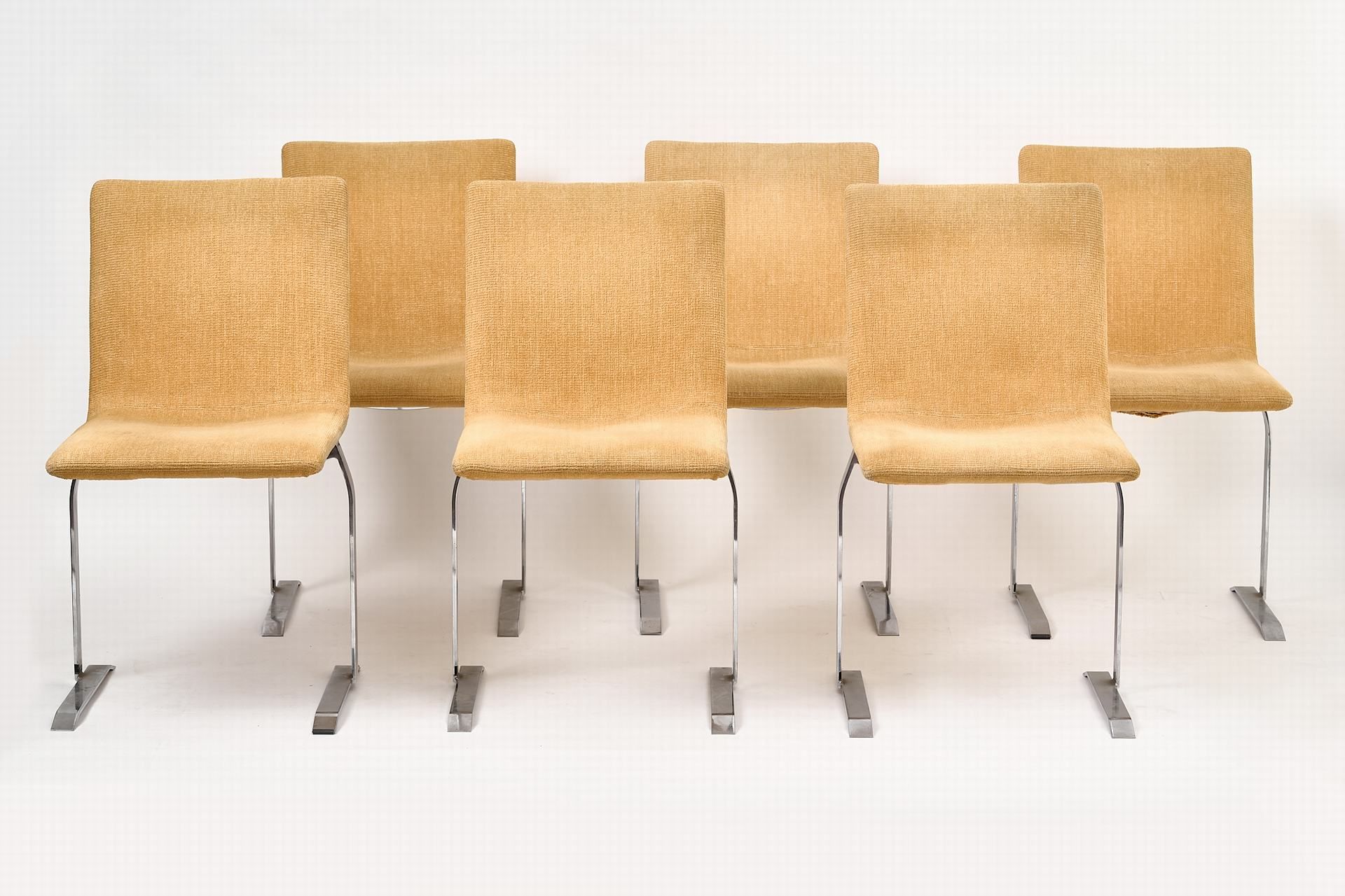Offredi, Giovanni 八把椅子为米兰 Saporiti 设计，约 1980 年，镀铬金属，黄色内饰。(部分磨损，有污渍）。高 88 厘米。宽 45&hellip;