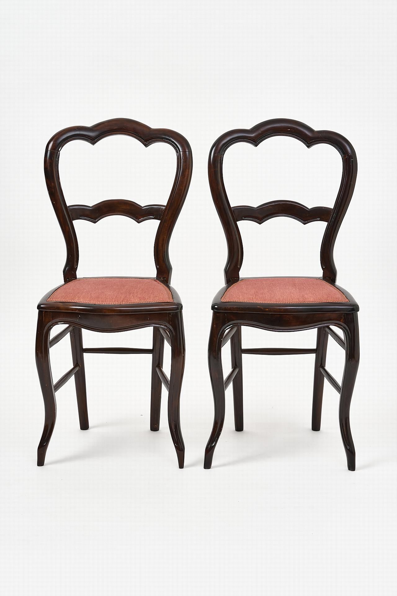 Paar Louis-Philippe-Stühle 桃花心木，弧形腿和靠背，软垫座椅。高 91 厘米，座高 46 厘米。宽 40 厘米。状况良好。