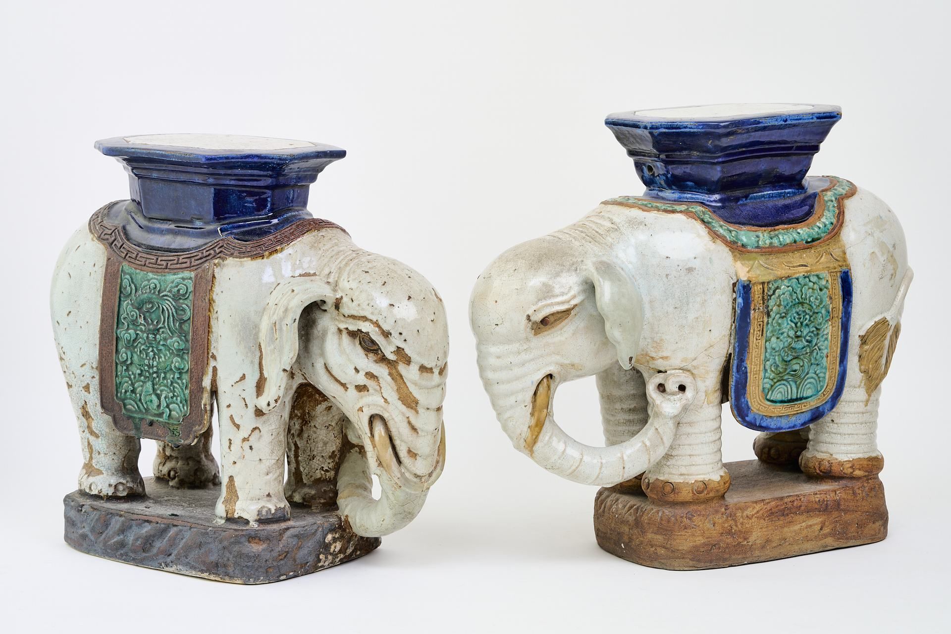 Paar Elefanten Céramique dure, émaillée en couleur. Eléphant debout sur une plin&hellip;