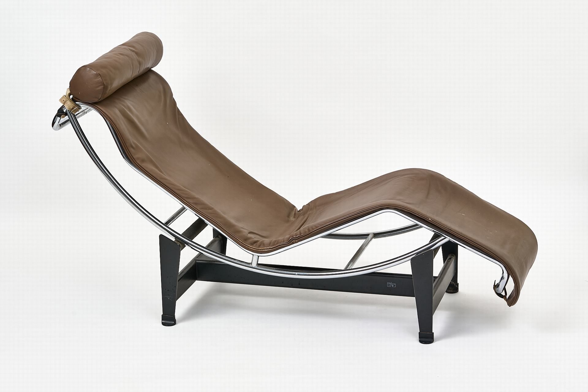 Le Corbusier 躺椅 LC4。铁质框架，镀铬金属，深棕色皮革软垫（磨损痕迹严重）。长 165 厘米。宽 53 厘米。
