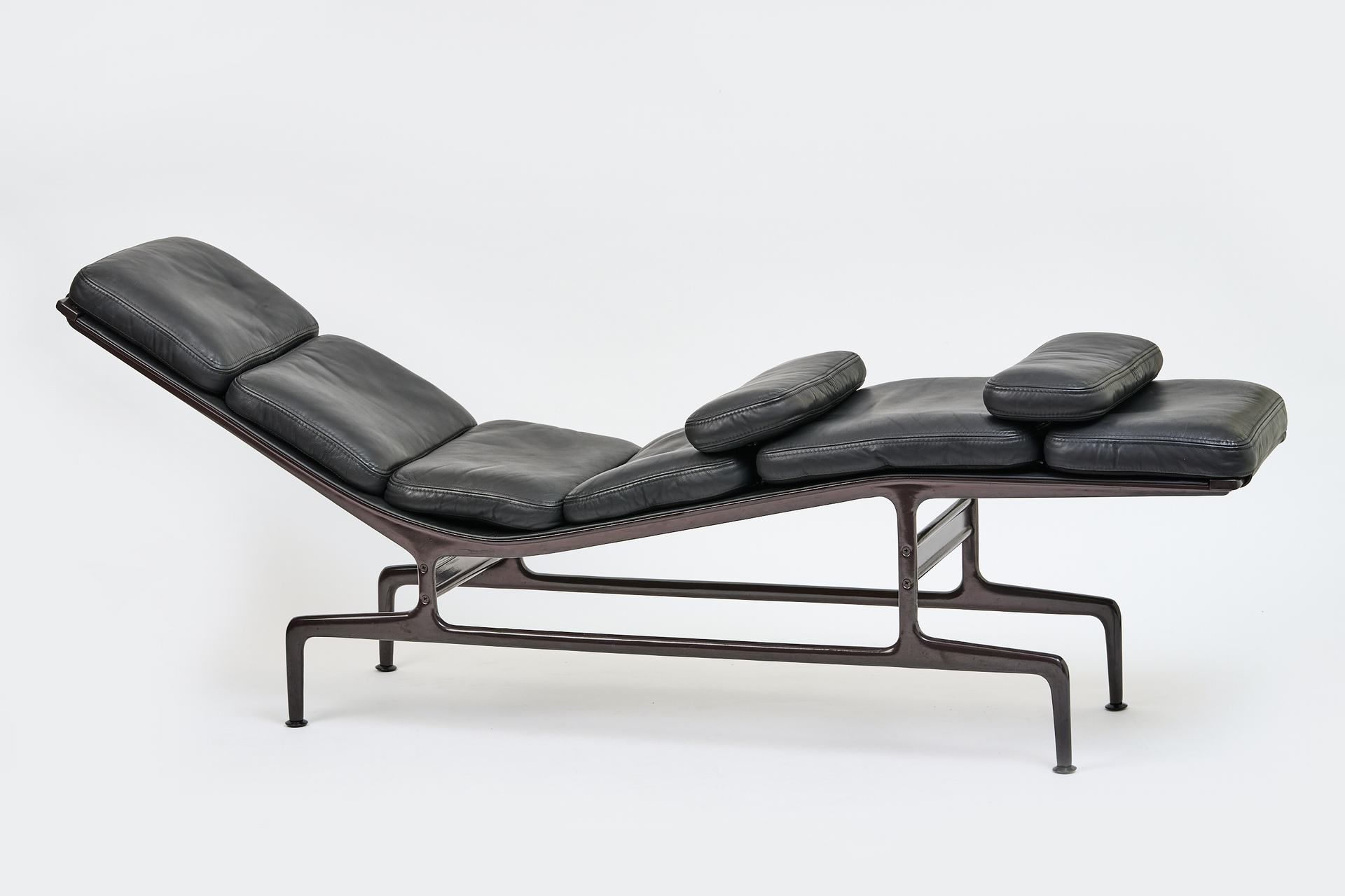 Eames, Charles & Ray 软垫贵妃椅 "ES 106"。压铸铝框架，皮革内饰。(略有磨损痕迹）。长 195 厘米。宽 43 厘米。