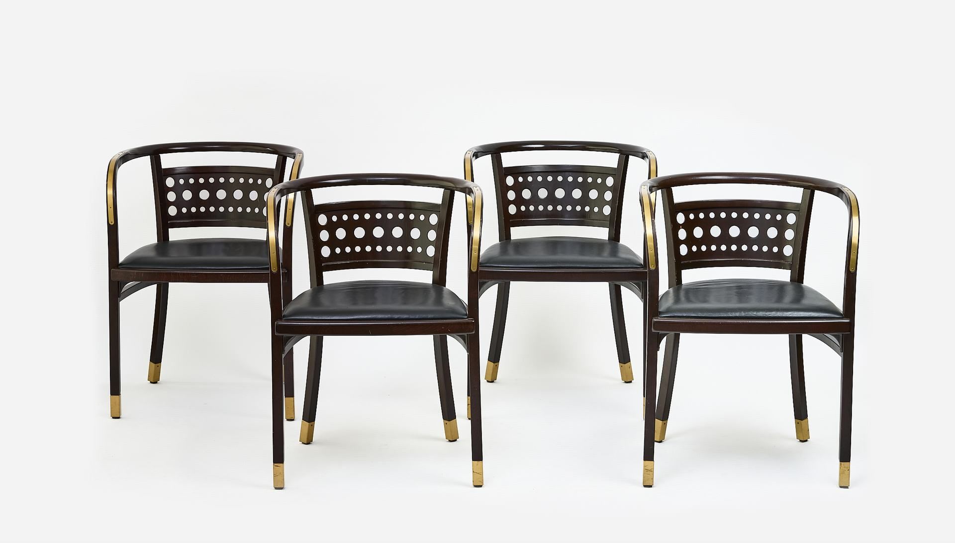 Thonet-Gruppe 奥托-瓦格纳系列，四把扶手椅，编号 6526 和配套的椭圆形桌子。可能为桃花心木，配有黄铜配件。座椅覆盖黑色皮革，座高 49 厘米，&hellip;