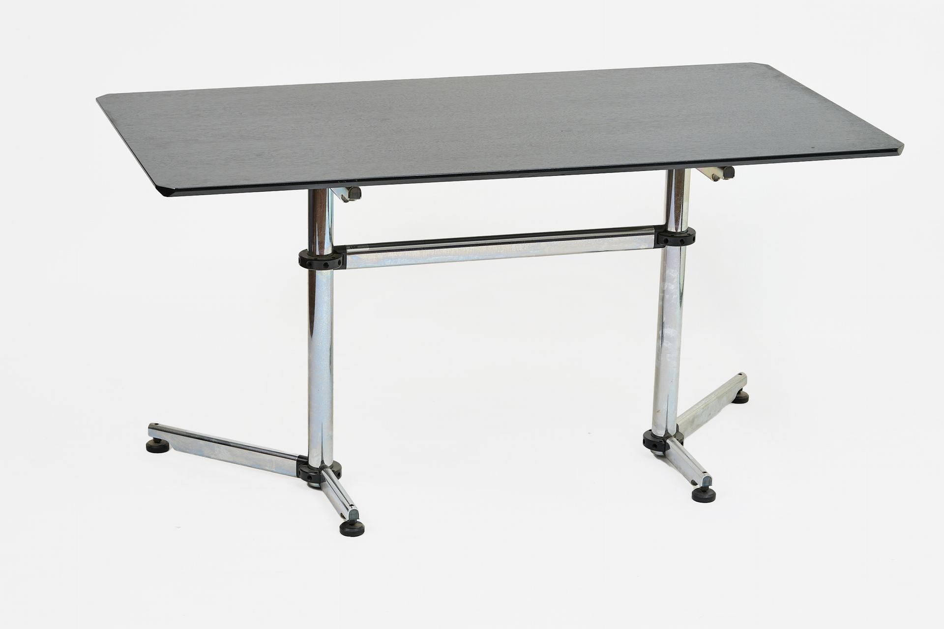 USM Haller Schreibtisch 黑色榉木桌面，镀铬桌腿。可能可以调节高度。(有使用痕迹，已磨损）。宽 149.5 厘米。高 74 厘米。长 74&hellip;