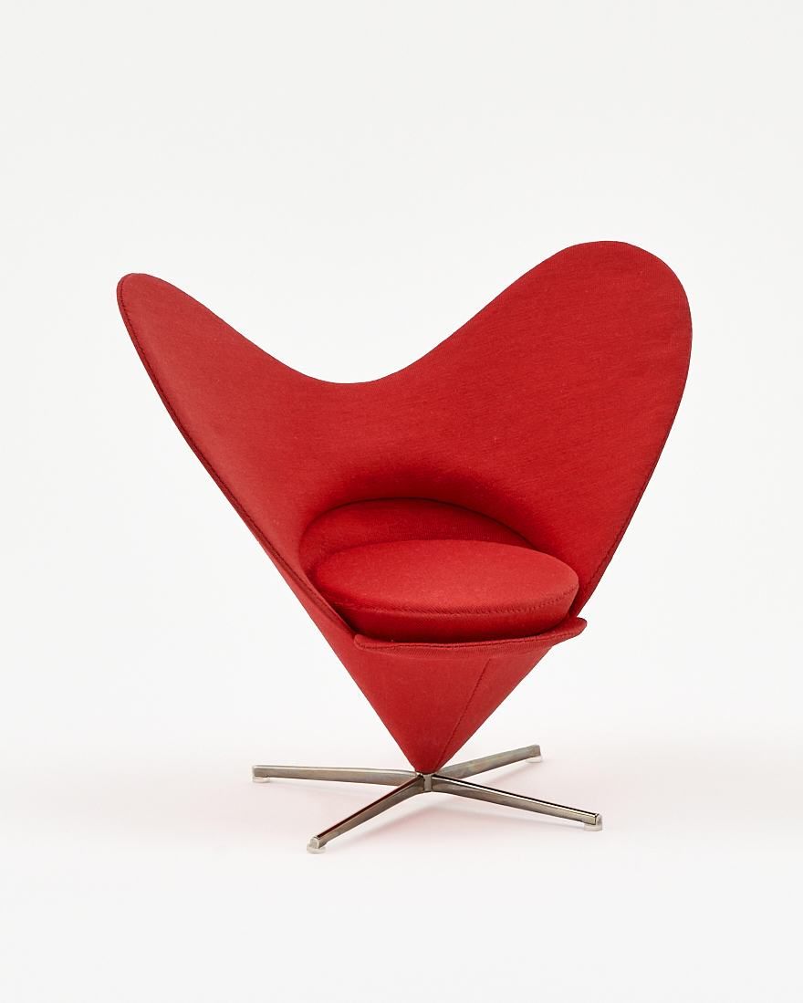 Panton, Verner 微型 "心形锥形椅"。红色。制造商：Vitra。铁板、泡沫、织物。高 15 厘米。宽 17 厘米。长 12 厘米。