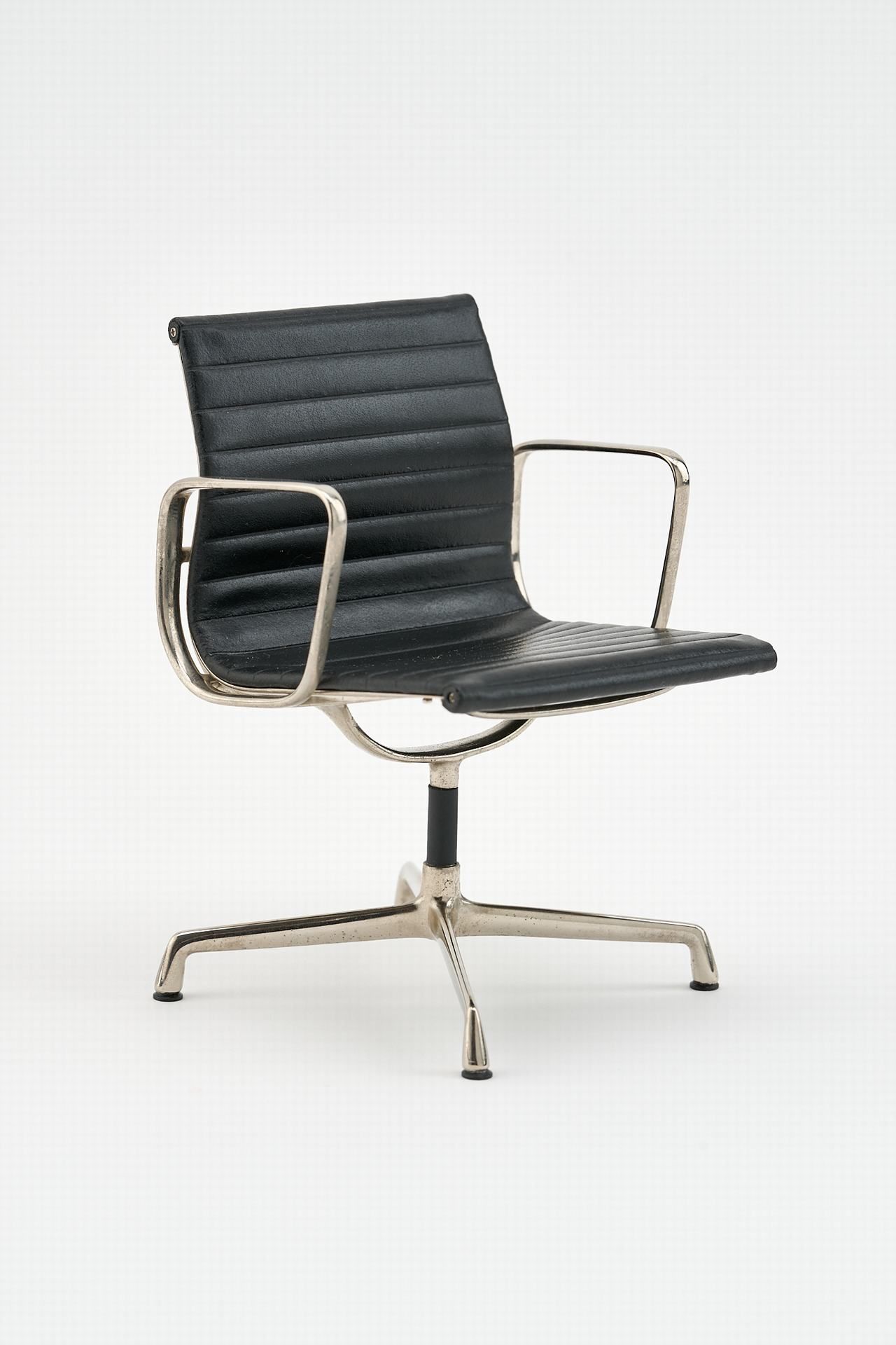 Eames, Charles and Ray 微型 "铝椅 EA 108"。镀铬金属、泡沫塑料、绗缝皮革。可旋转。高 14 厘米。宽 9.5 厘米。深 9 厘米&hellip;