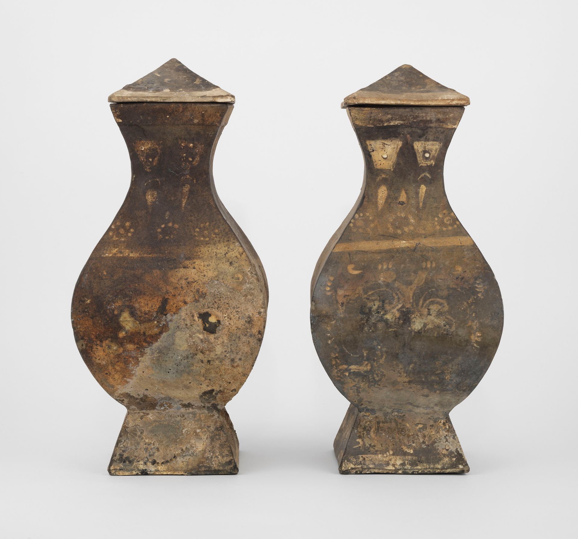 一对花瓶，中国，汉代（公元前206年-公元220年） 白滑陶器，高40厘米