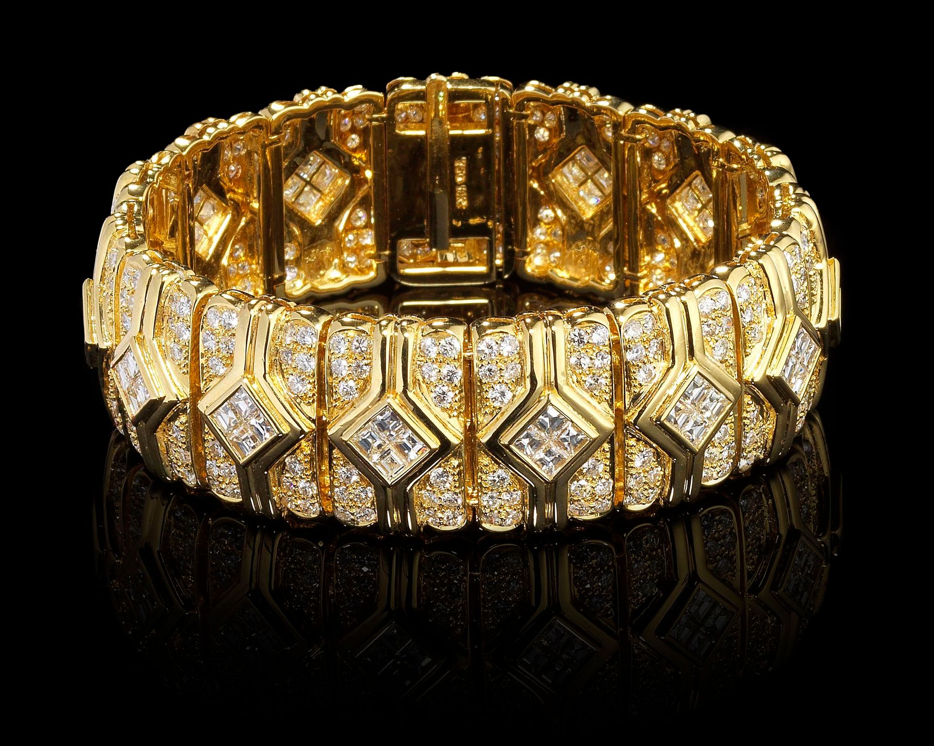 Null Bracelet composé de motifs géométriques 
Pavés de diamants taille princesse&hellip;