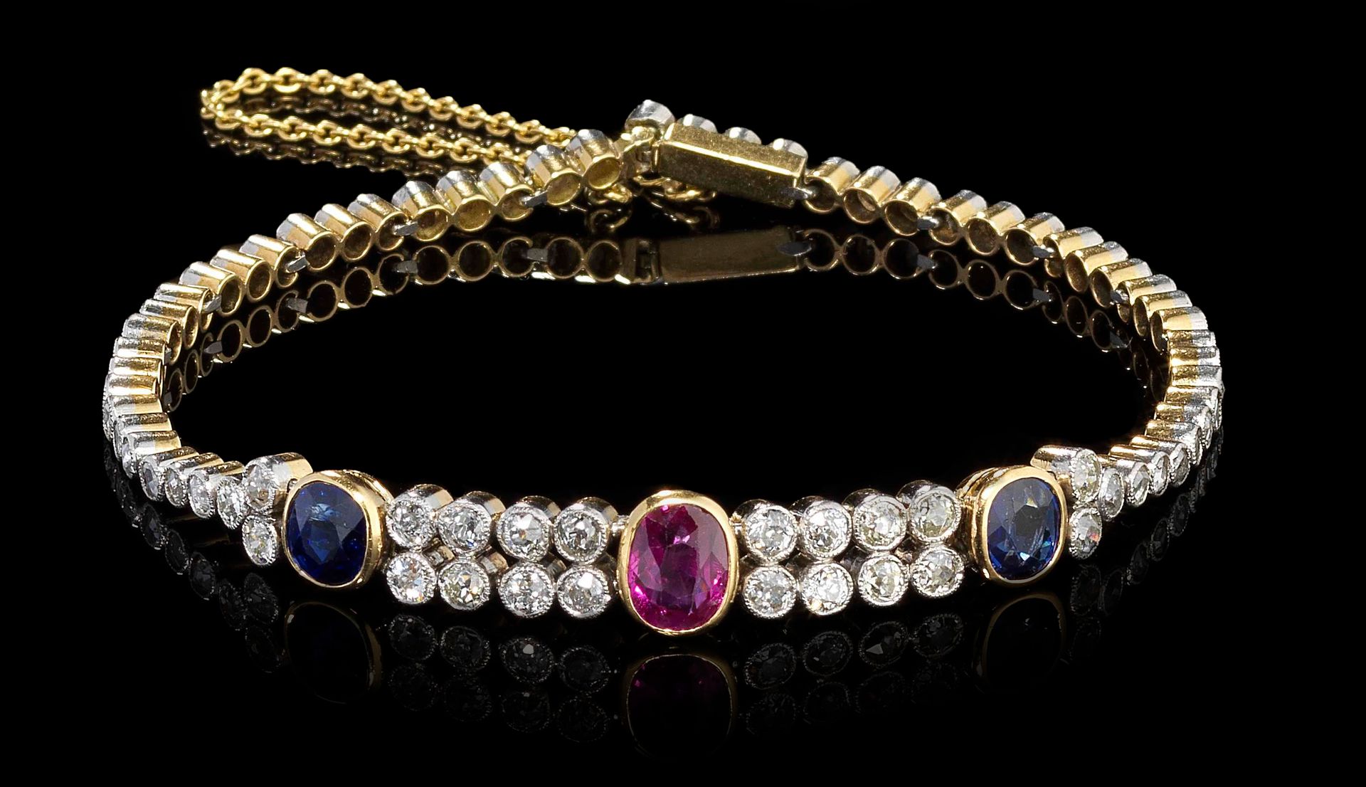 Null Bracelet serti d'un rubis, de deux saphirs taille ovale et de diamants tail&hellip;