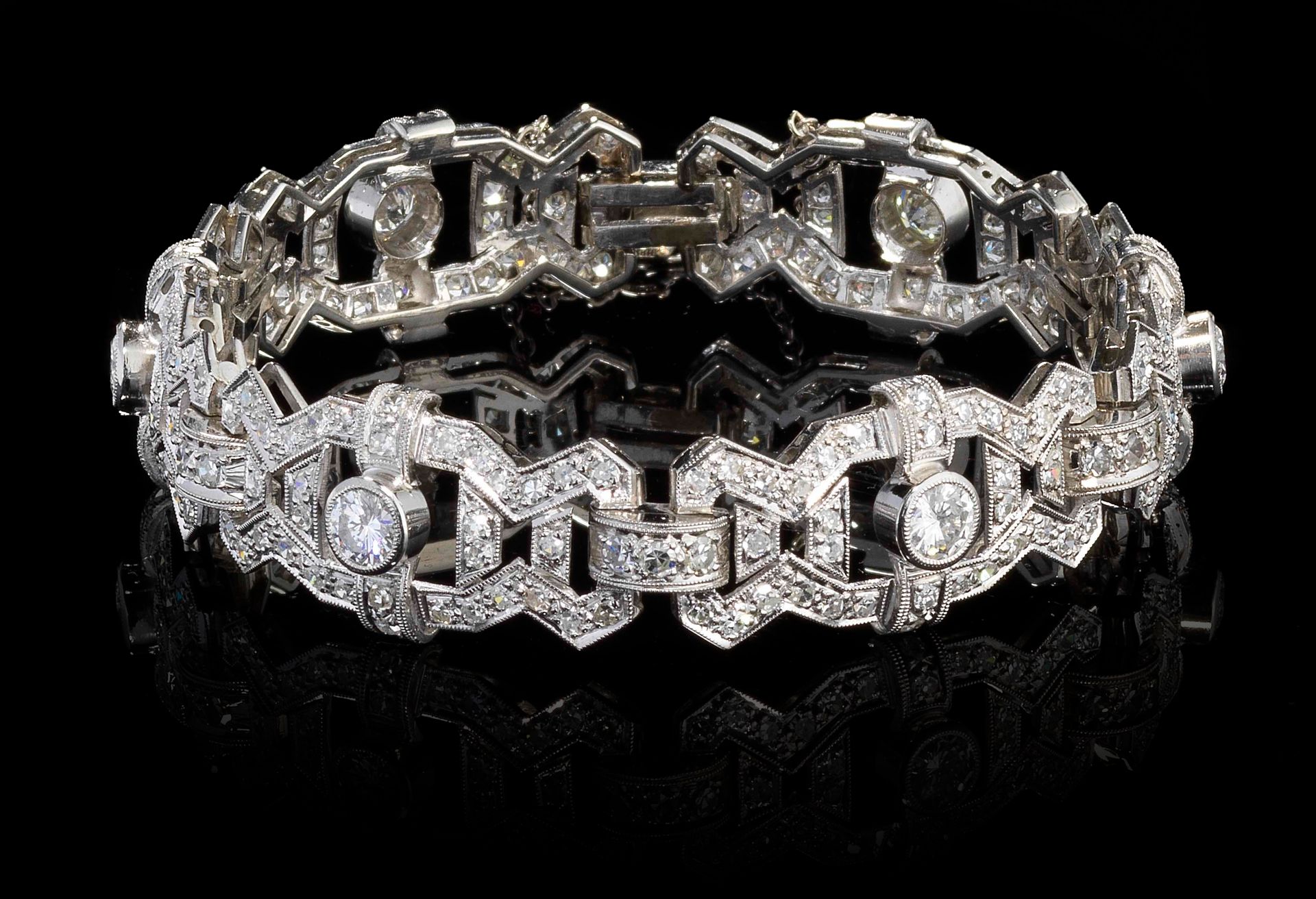 Null Bracelet Art déco 
Composé de six motifs ajourés centrés de diamants et pav&hellip;