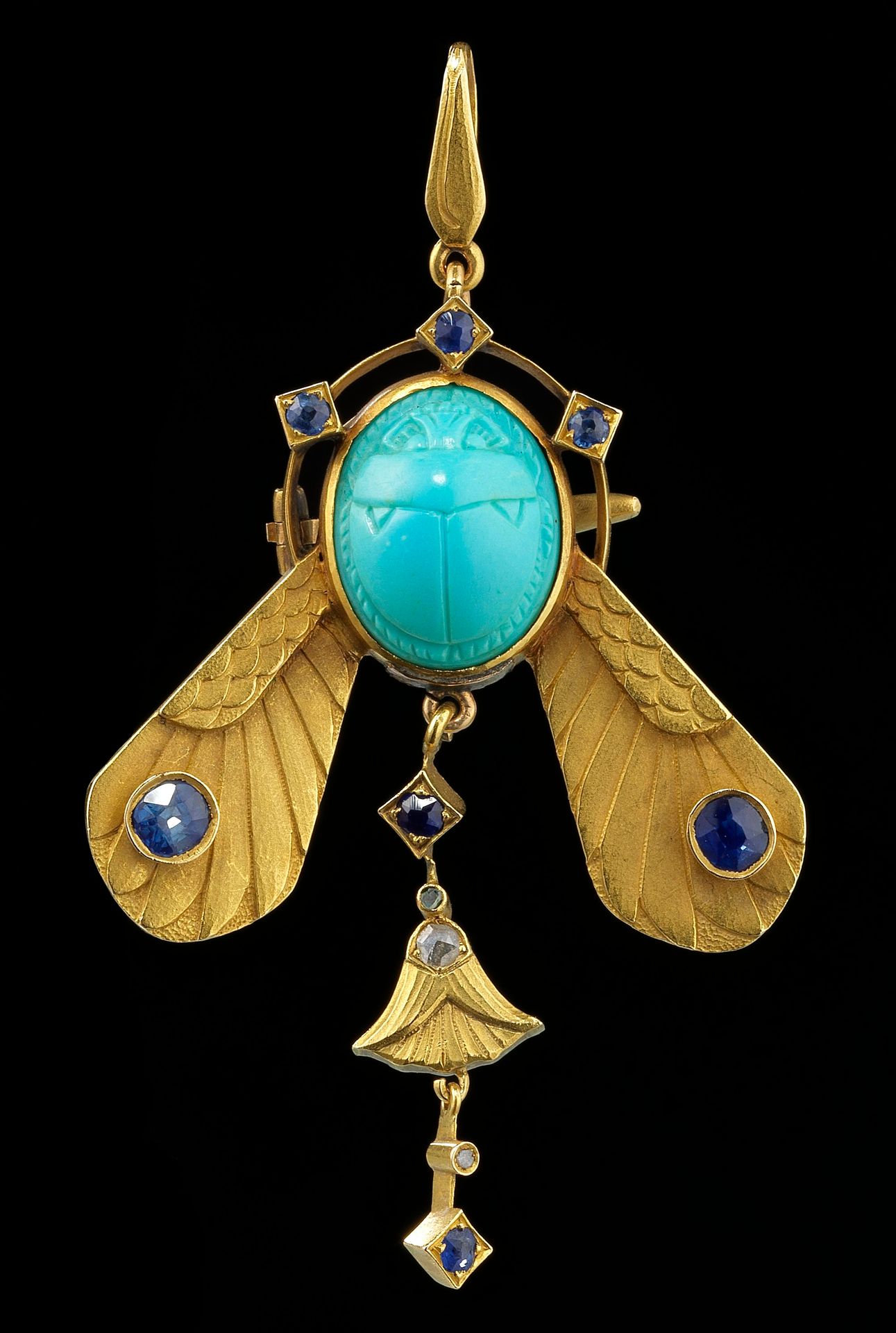 Null Broche-pendentif Art nouveau 
Centrée d'un scarabée en turquoise aux ailes &hellip;