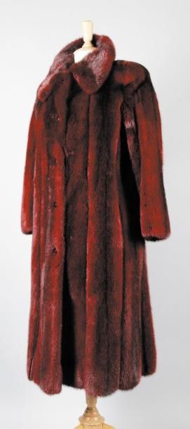 CHRISTIAN DIOR PARIS MANTEAU en vison teinté rouge travaillé en bandes verticale&hellip;